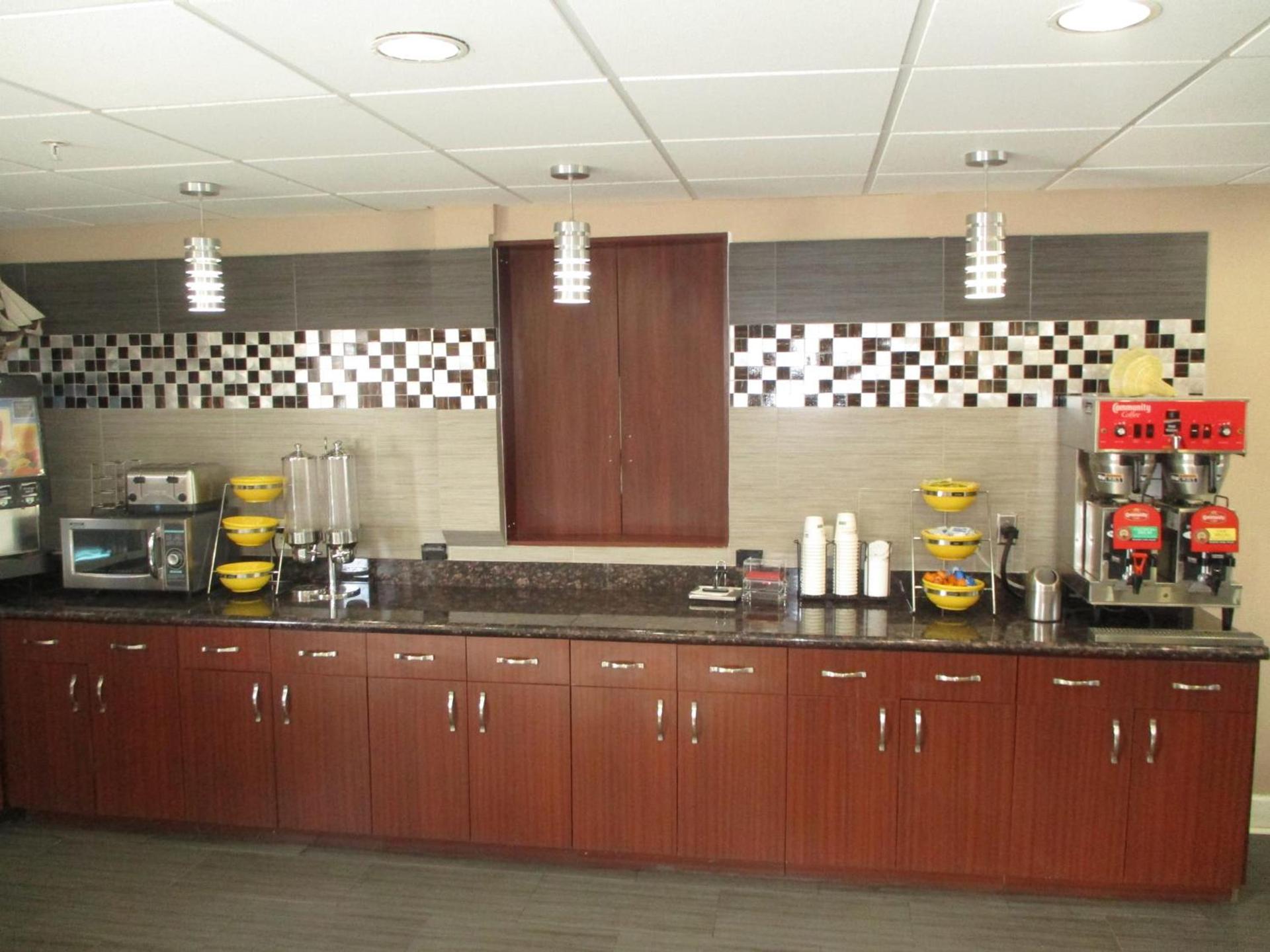 Days Inn & Suites by Wyndham Sam Houston Tollway photo 22