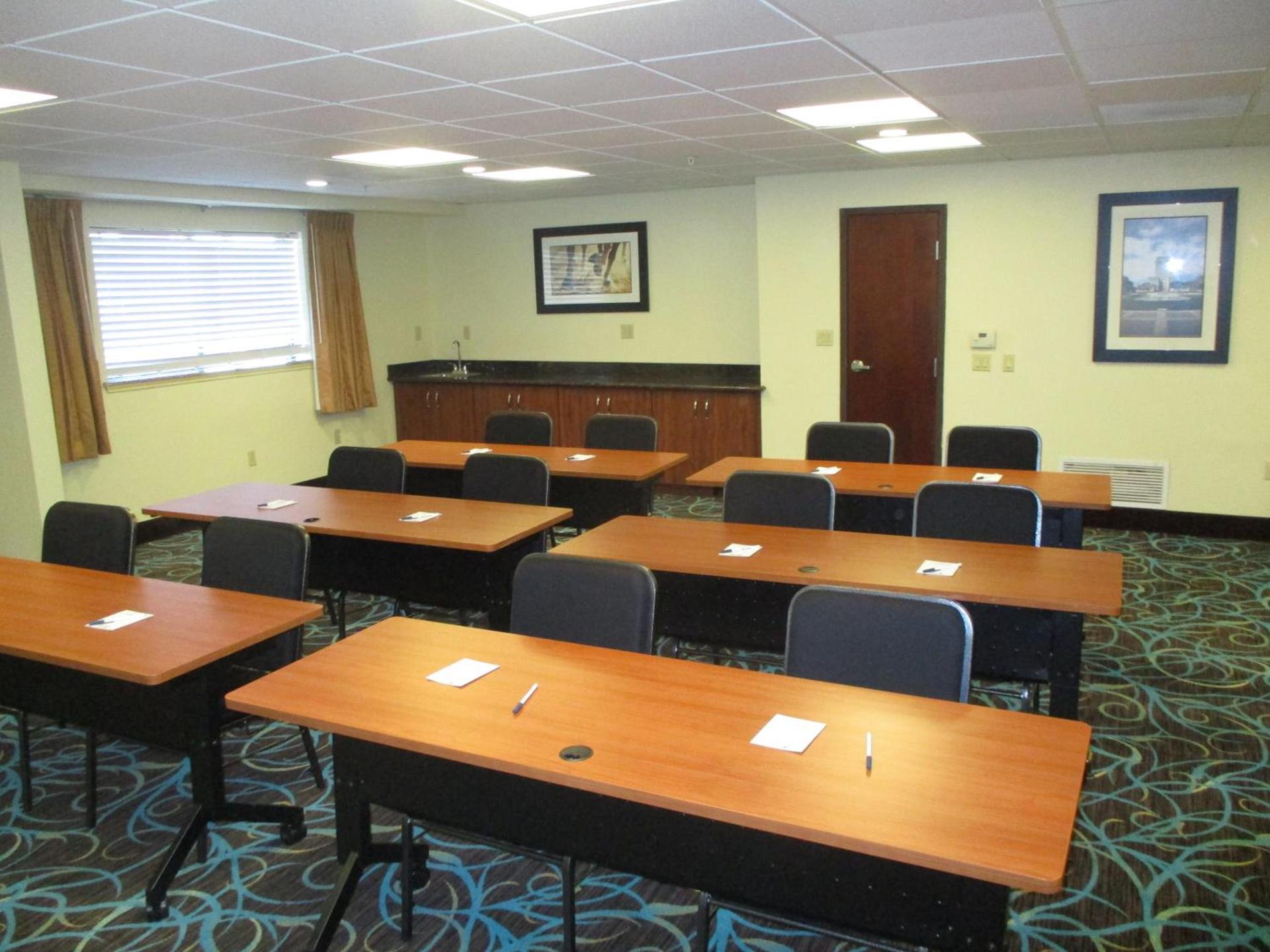 Days Inn & Suites by Wyndham Sam Houston Tollway photo 25