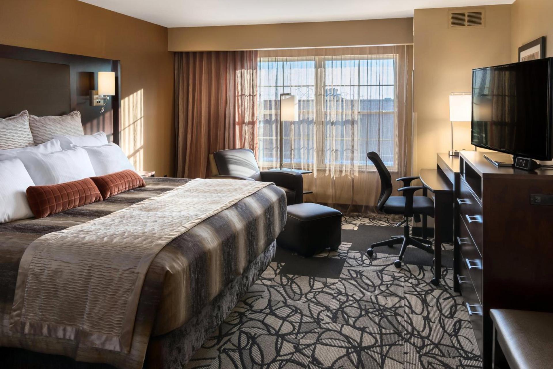 ClubHouse Hotel & Suites Fargo photo 8