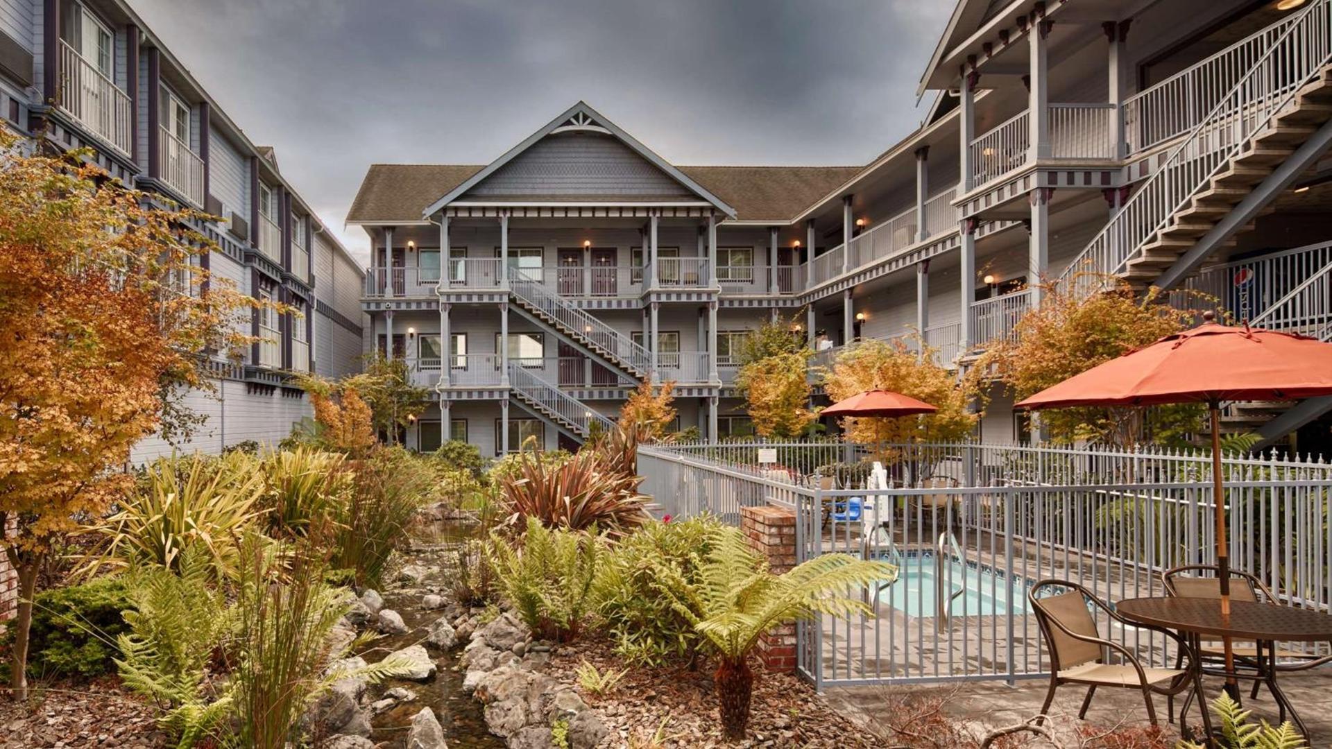 Best Western Plus Bayshore Inn photo 31