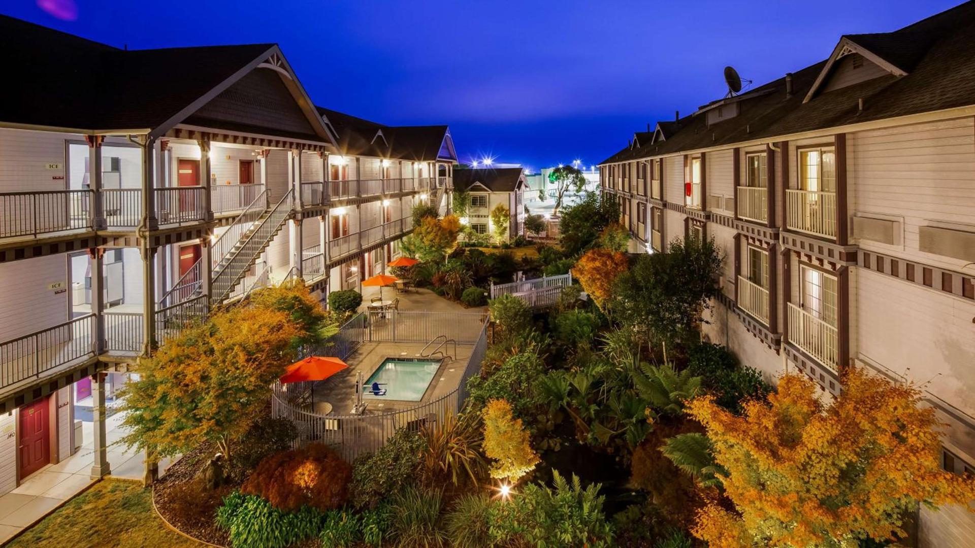 Best Western Plus Bayshore Inn photo 7