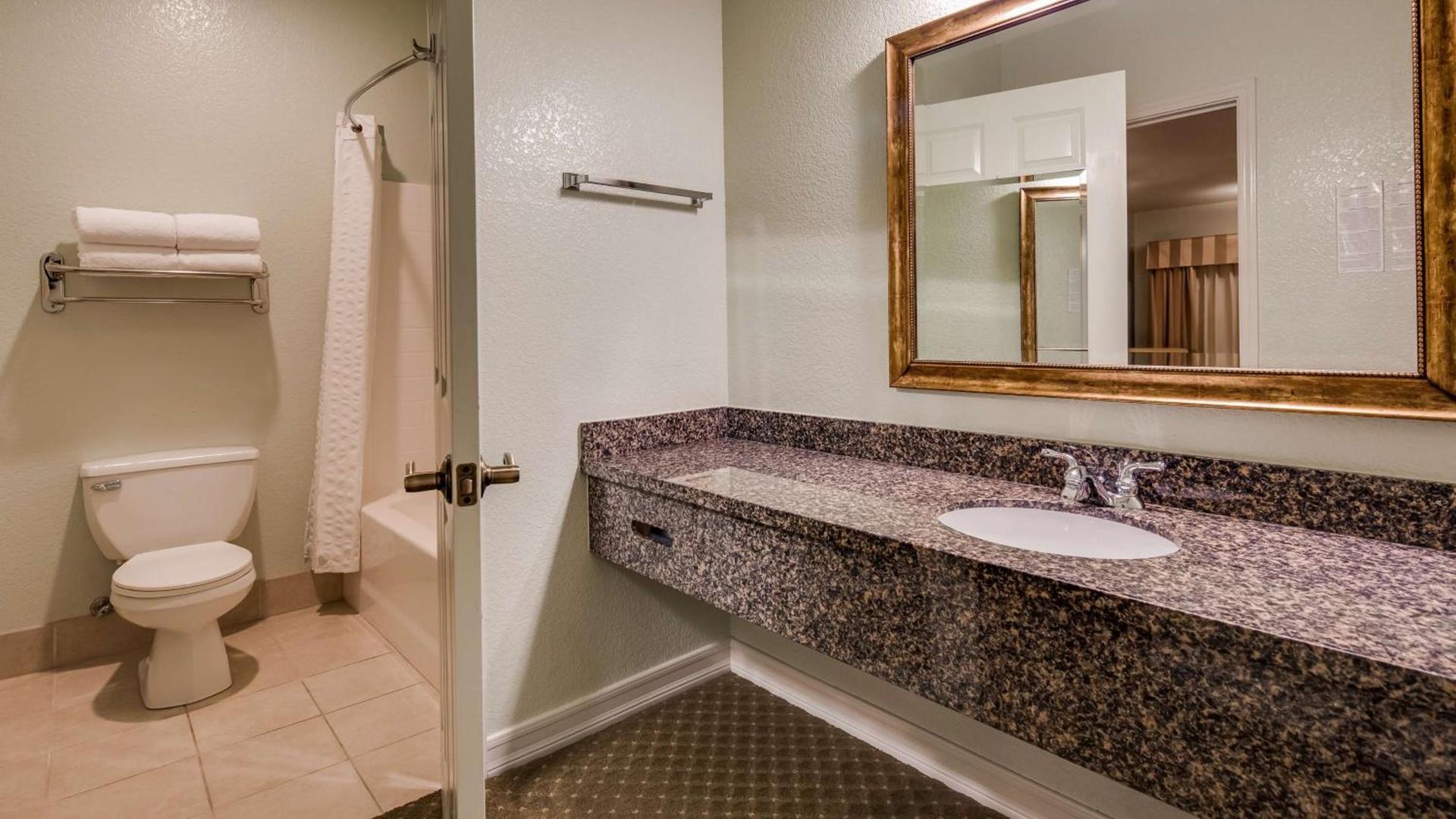 Best Western Plus Bayshore Inn photo 28