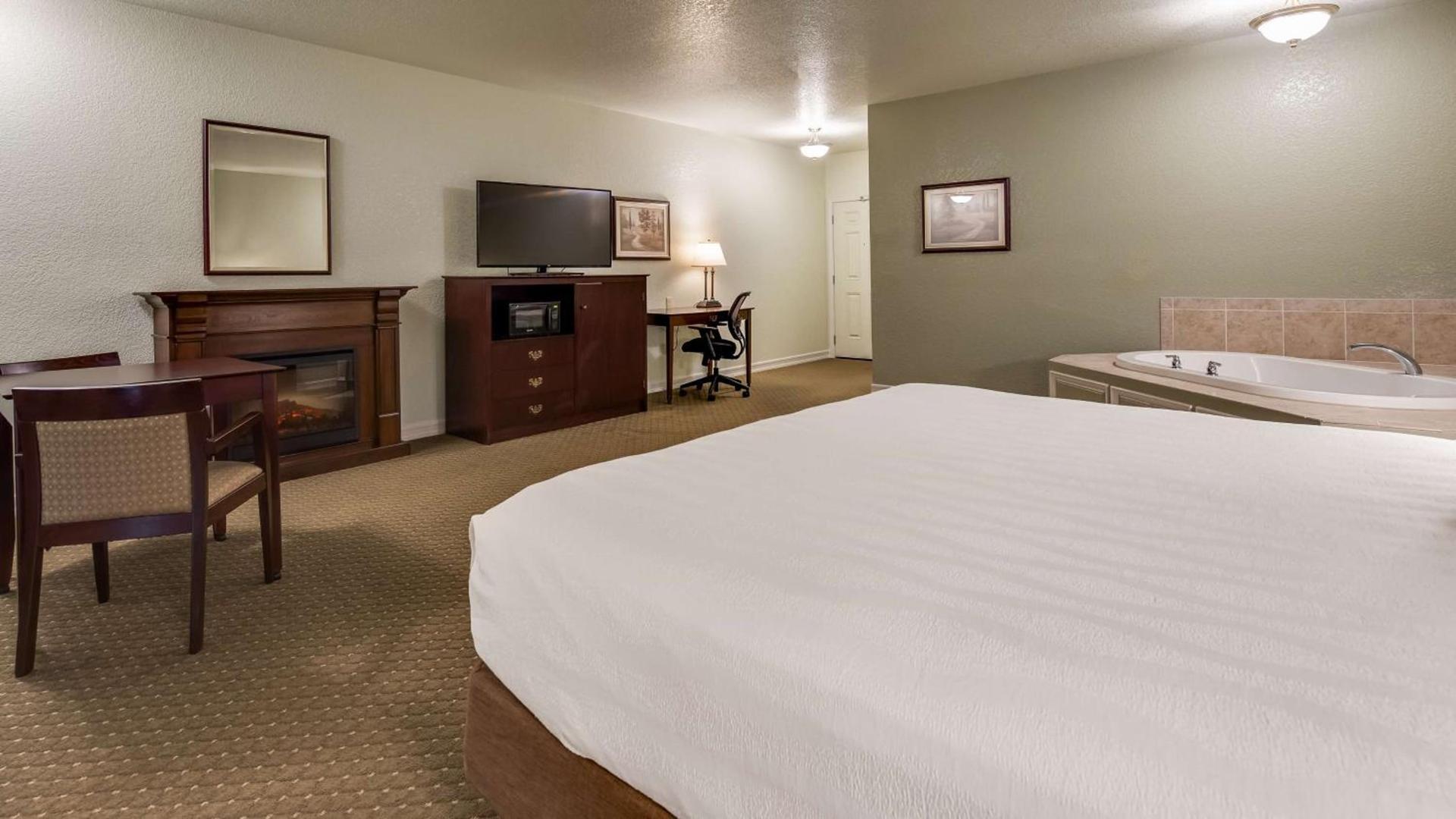 Best Western Plus Bayshore Inn photo 25