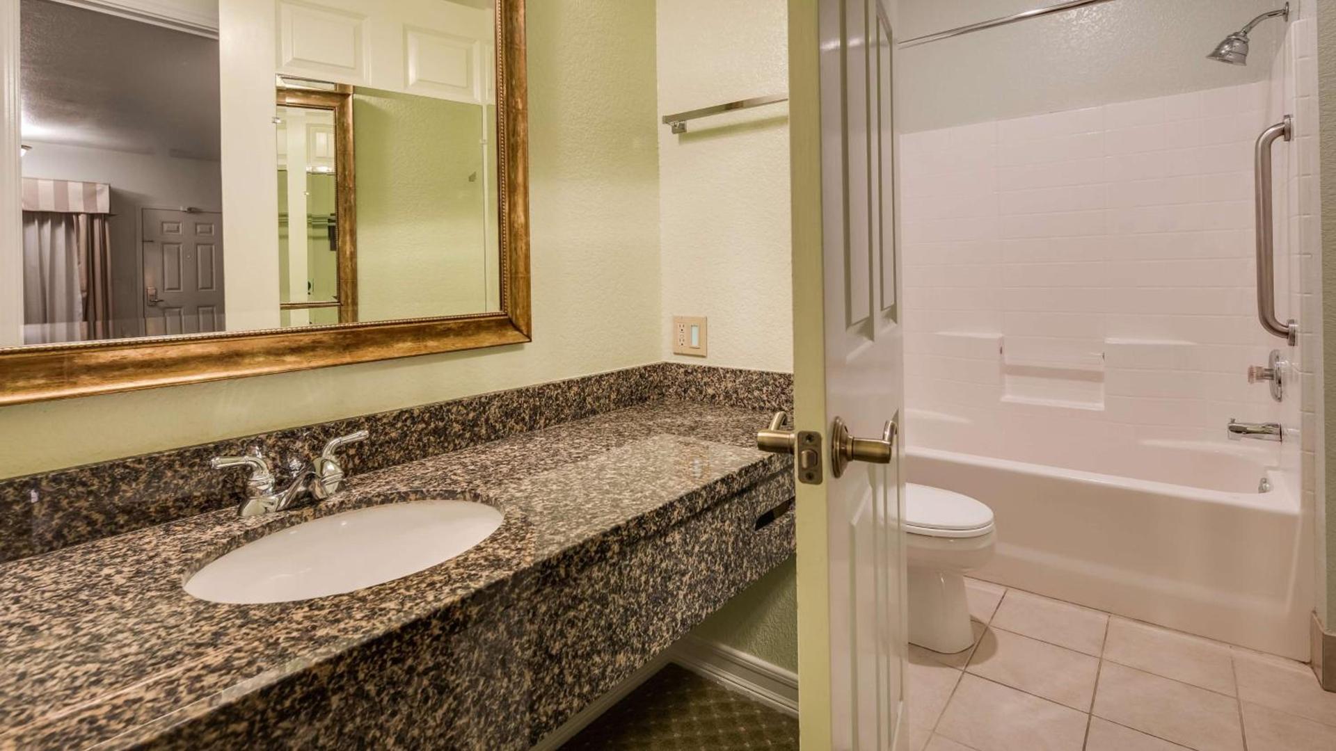 Best Western Plus Bayshore Inn photo 30