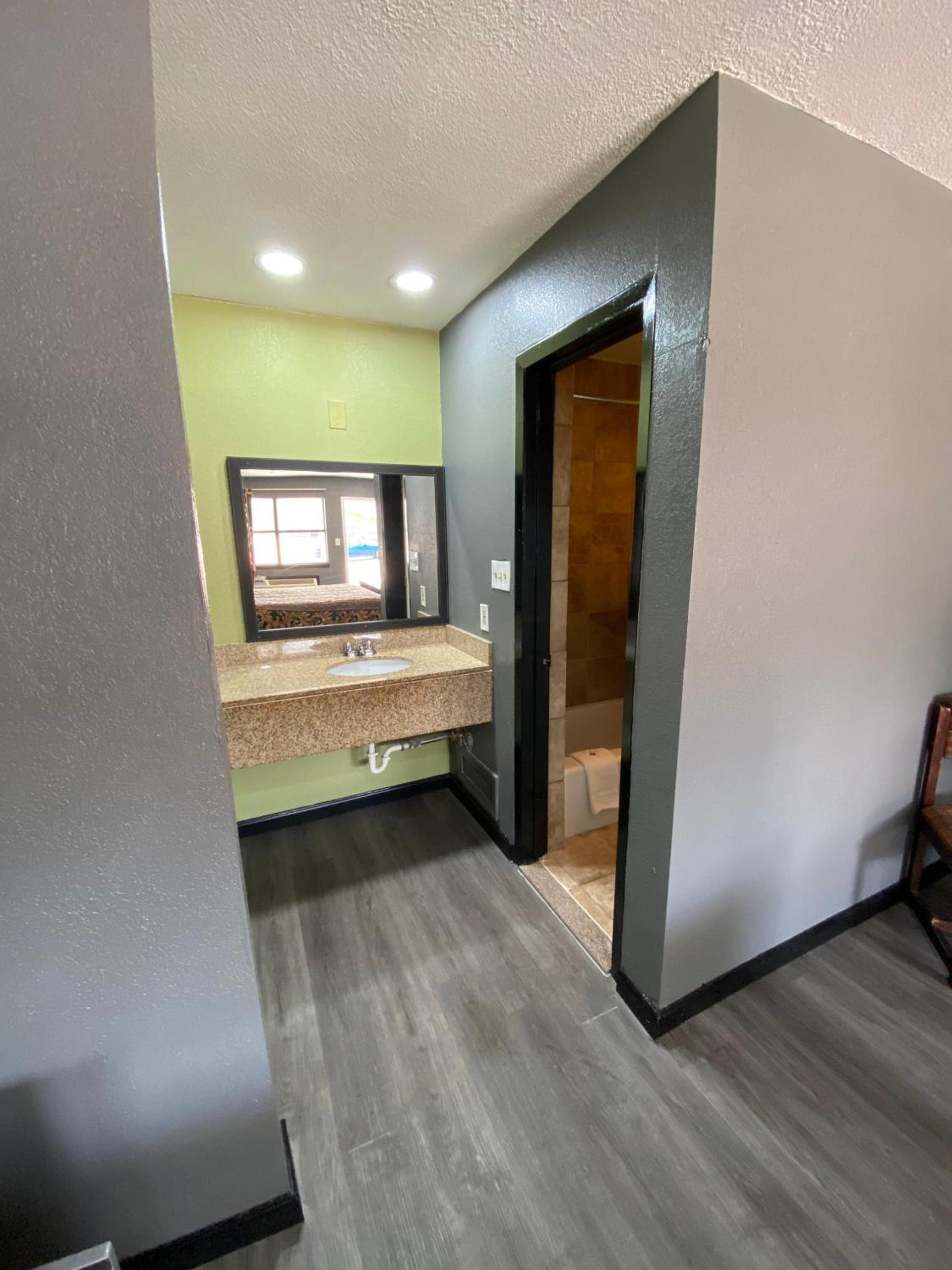 Town House Motel photo 9