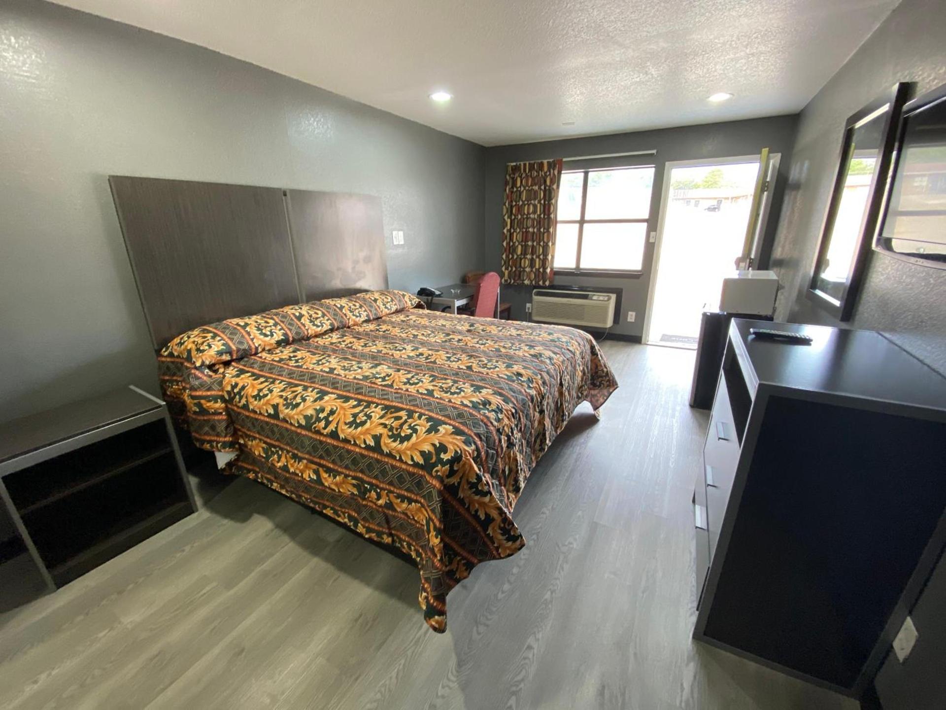 Town House Motel photo 10