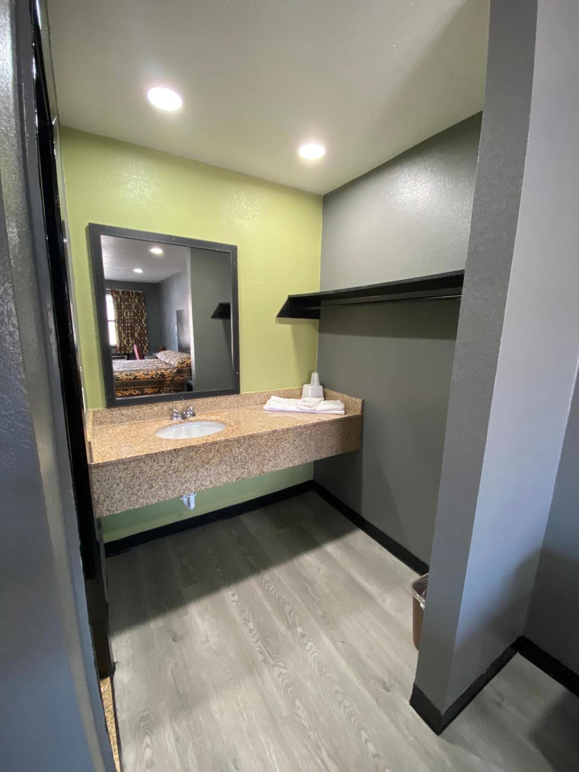 Town House Motel photo 12