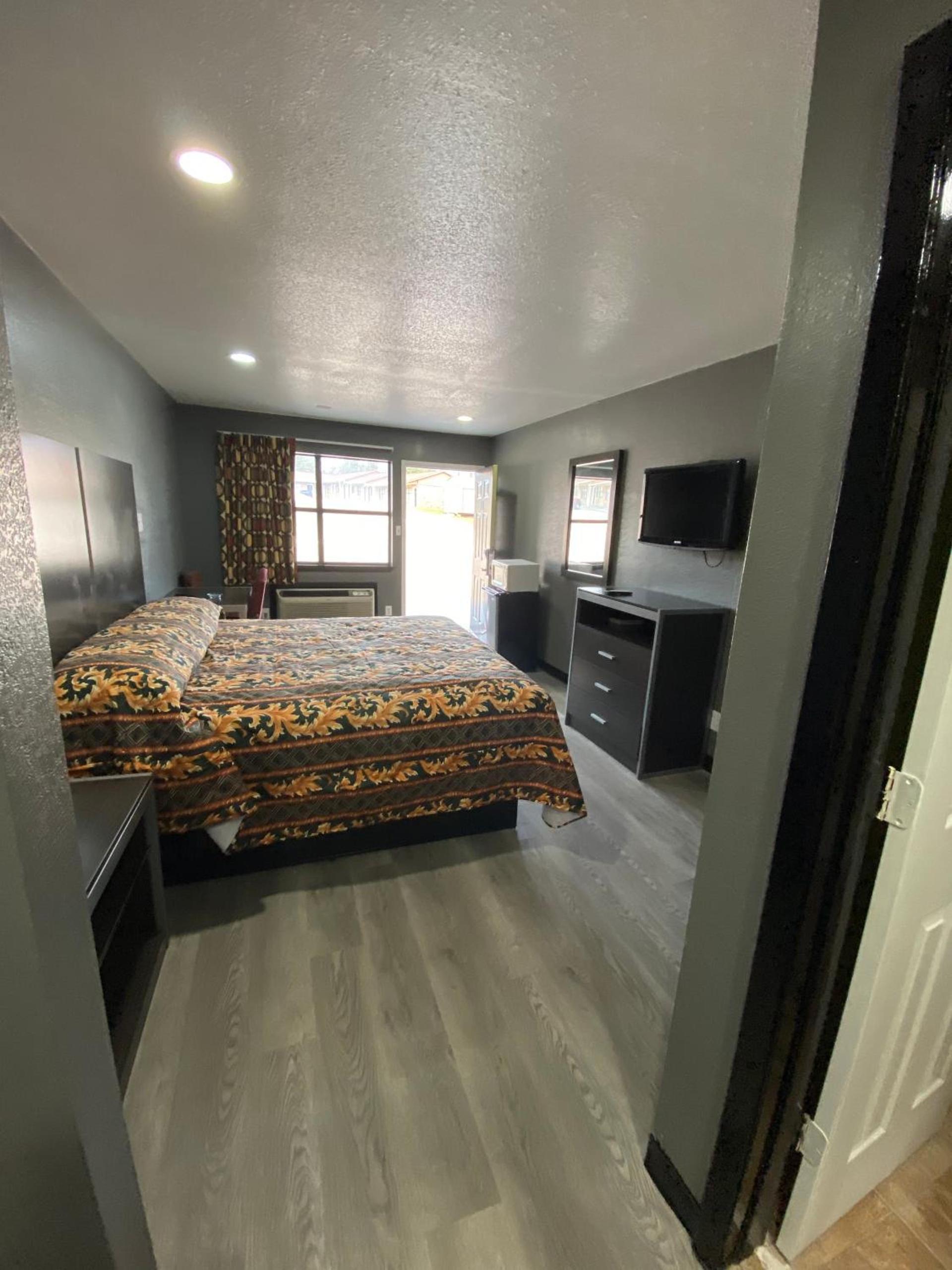 Town House Motel photo 14