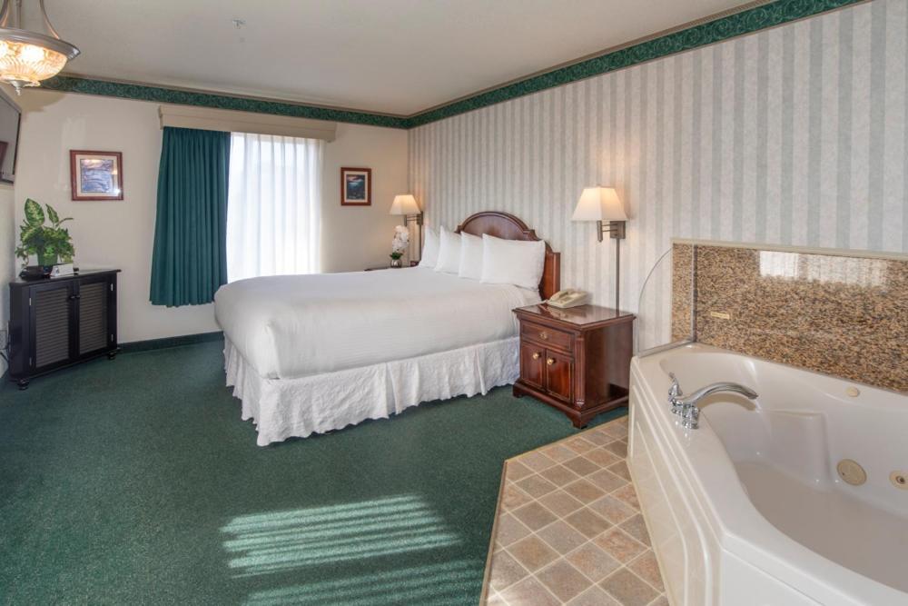 Emerald Dolphin Inn & Mini Golf photo 46