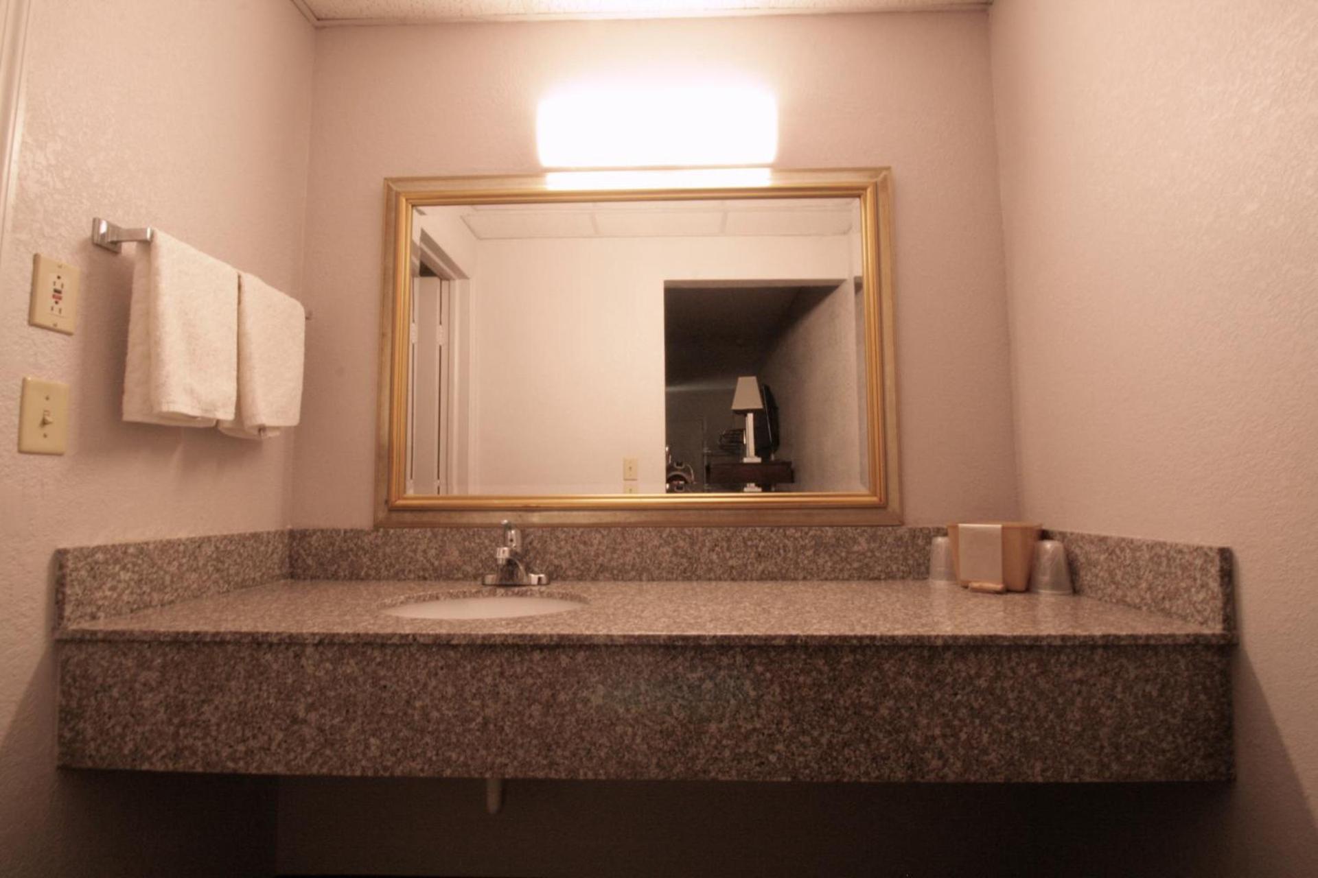 Economy Inn photo 6