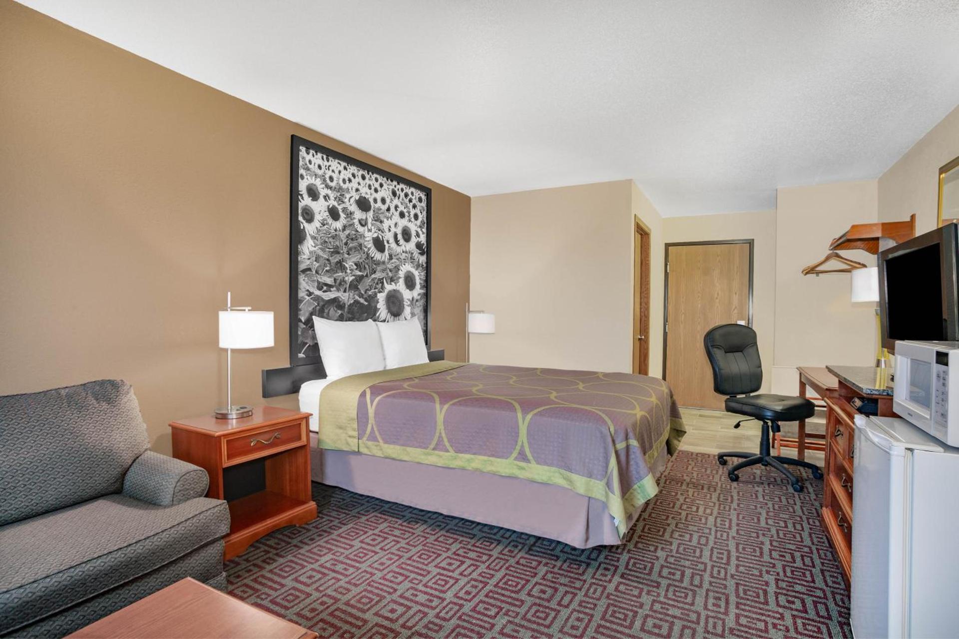 Super 8 by Wyndham Fort Madison photo 30