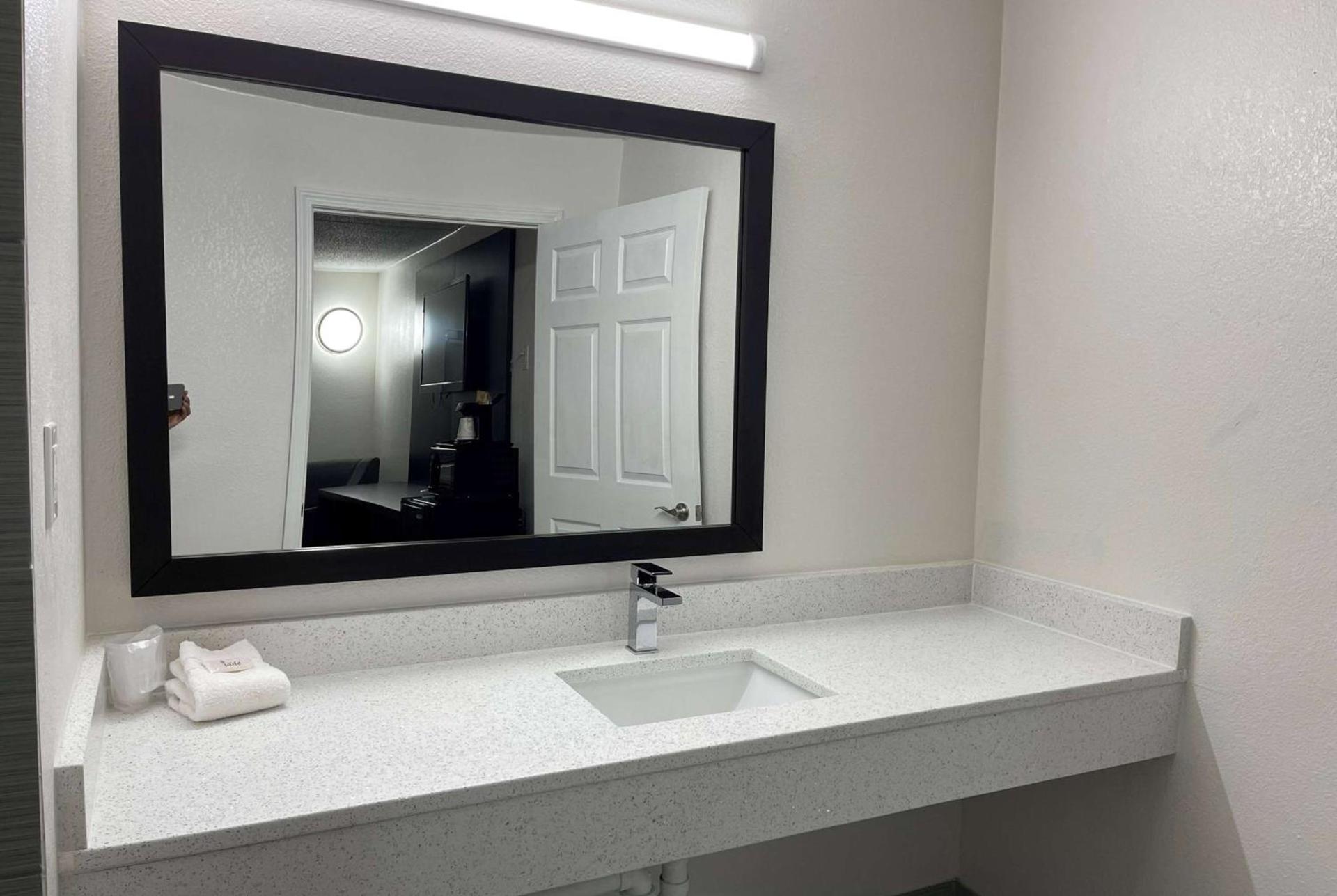 Days Inn by Wyndham Calhoun GA I-75 and US-41 photo 18