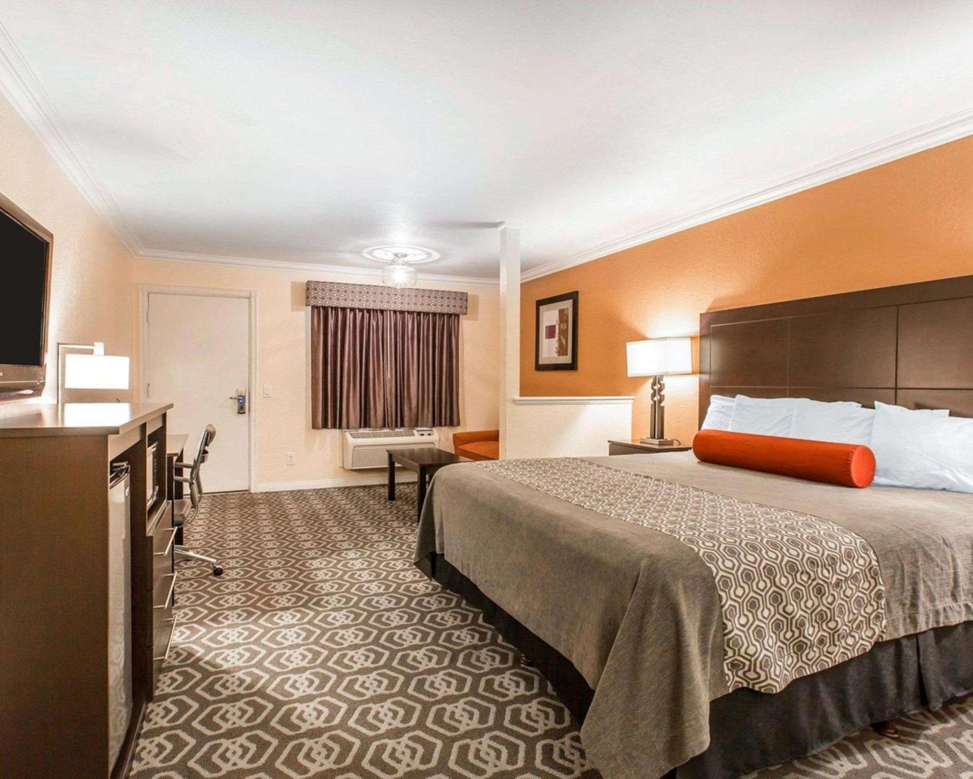 Rodeway Inn & Suites Colton-Riverside photo 17