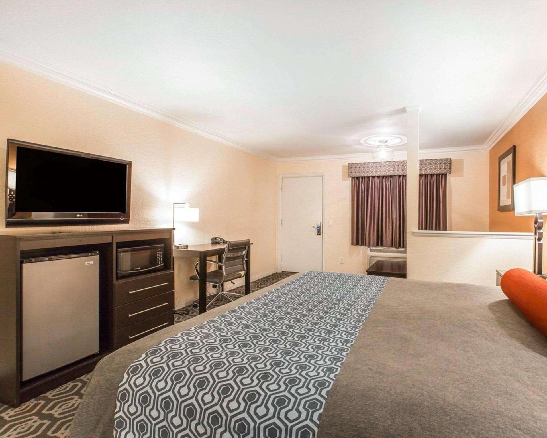 Rodeway Inn & Suites Colton-Riverside photo 19