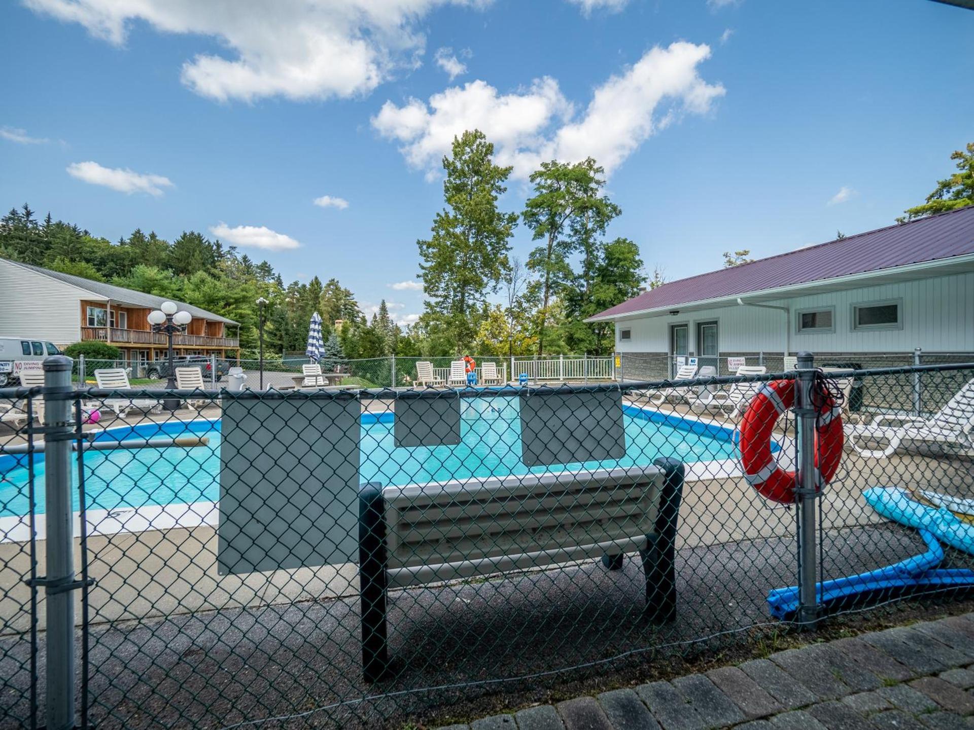 Lake 'N Pines Motel photo 18
