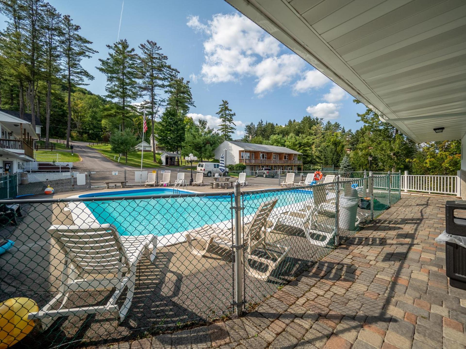 Lake 'N Pines Motel photo 26