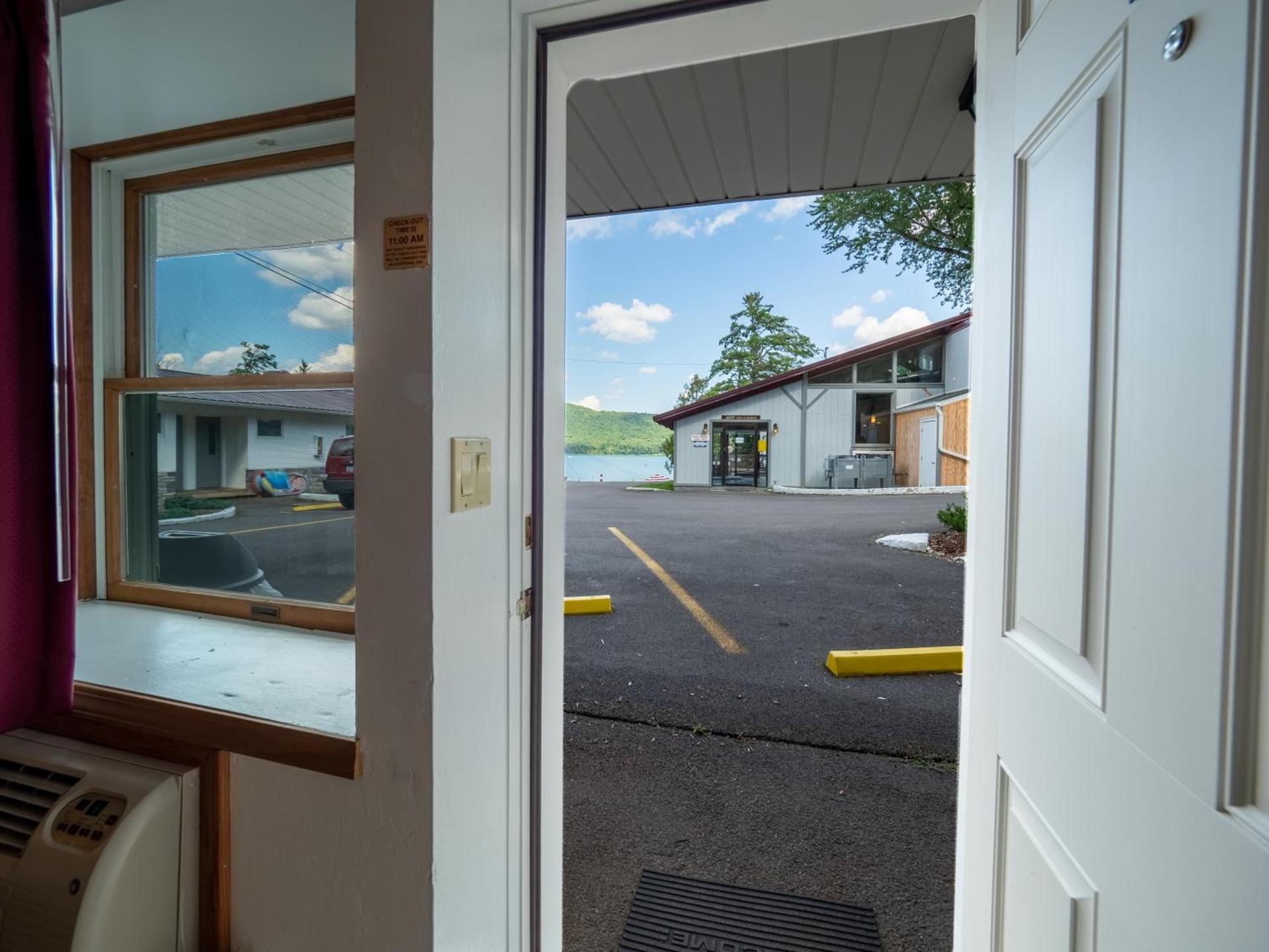 Lake 'N Pines Motel photo 43
