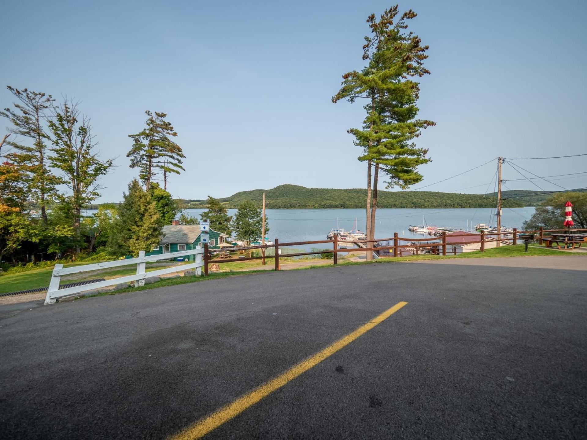 Lake 'N Pines Motel photo 40