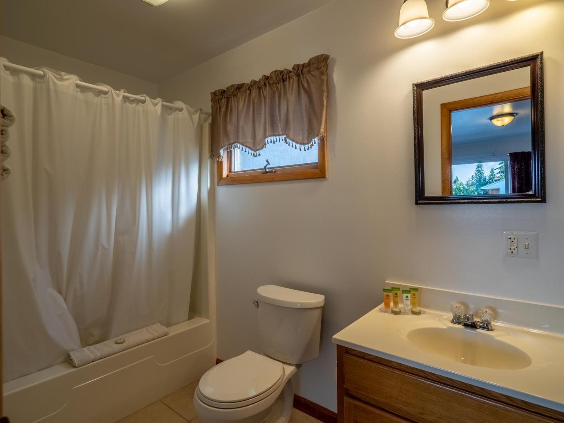 Lake 'N Pines Motel photo 44