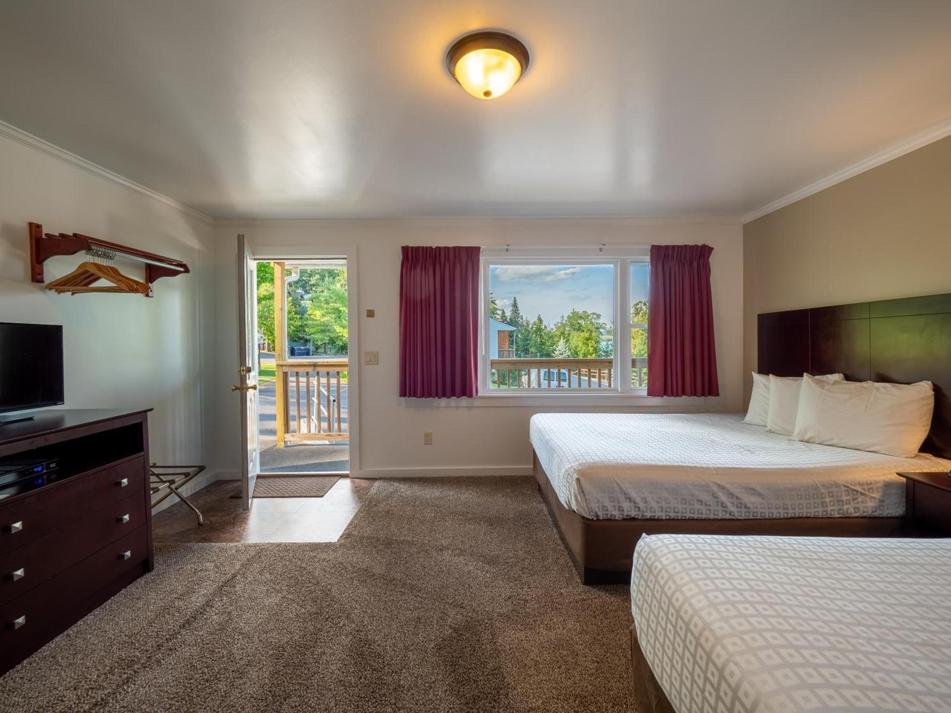 Lake 'N Pines Motel photo 41
