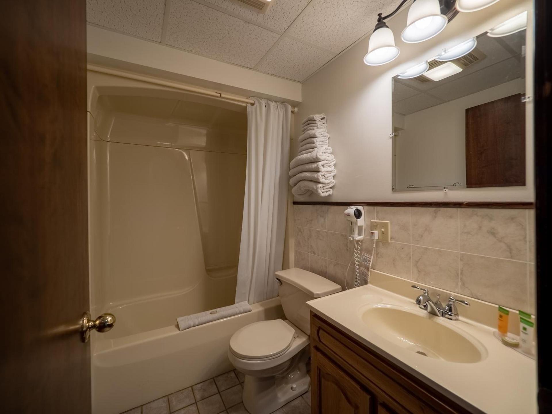 Lake 'N Pines Motel photo 50
