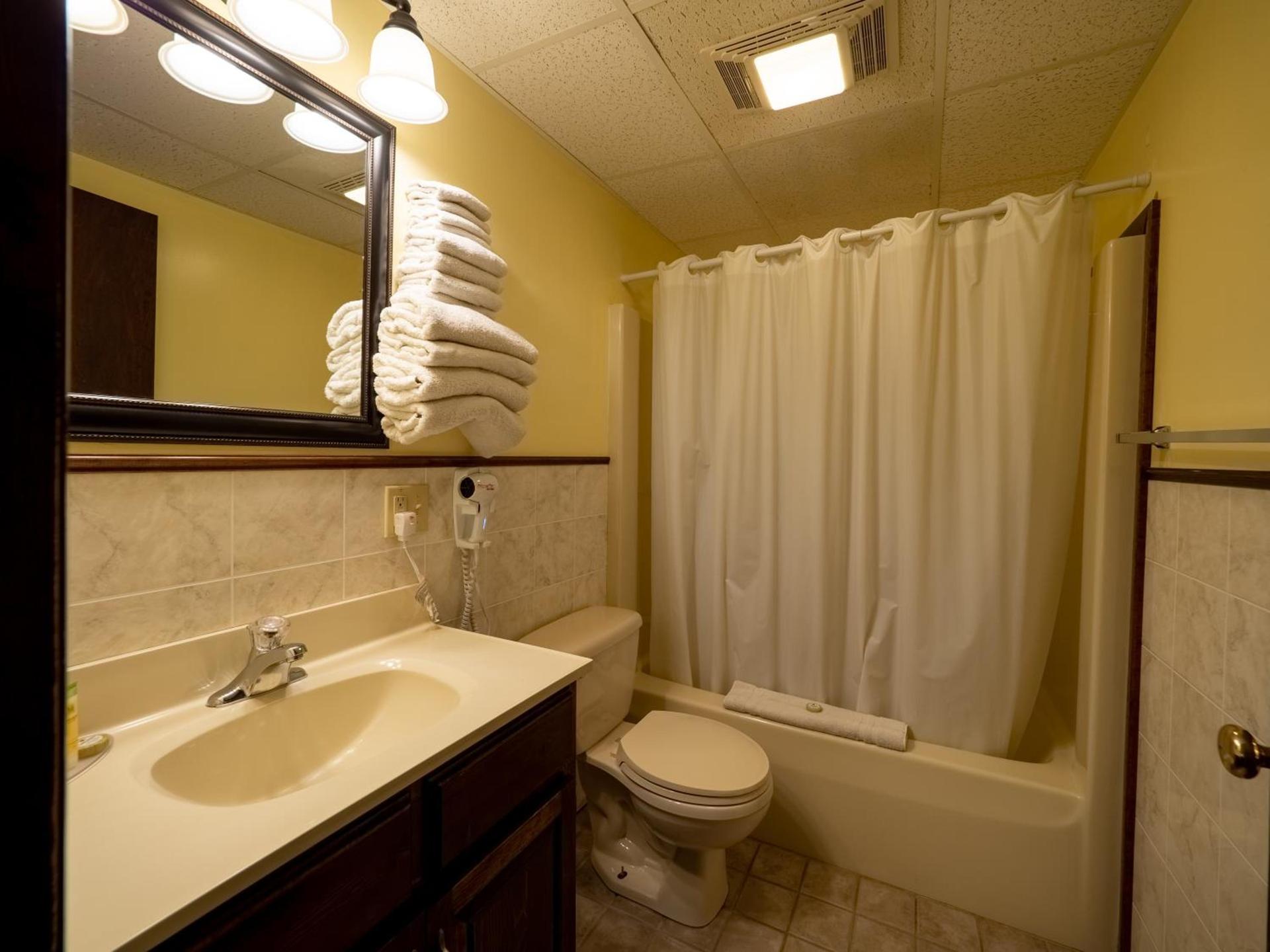 Lake 'N Pines Motel photo 56