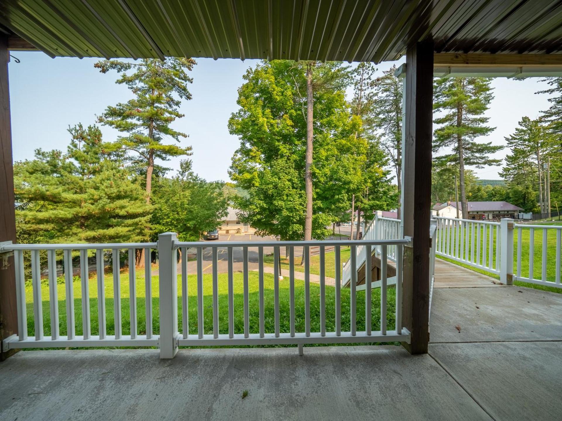 Lake 'N Pines Motel photo 62