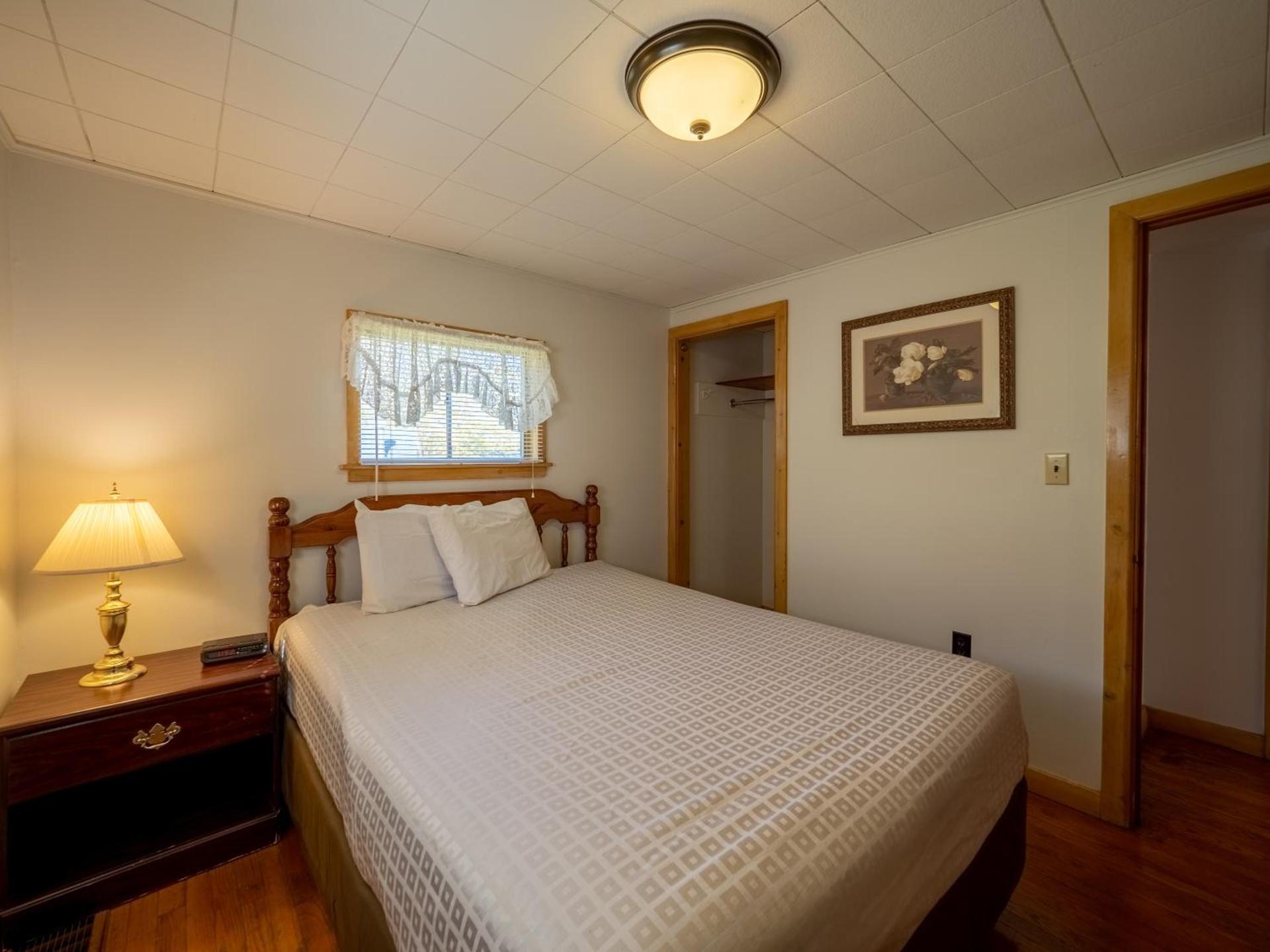 Lake 'N Pines Motel photo 65