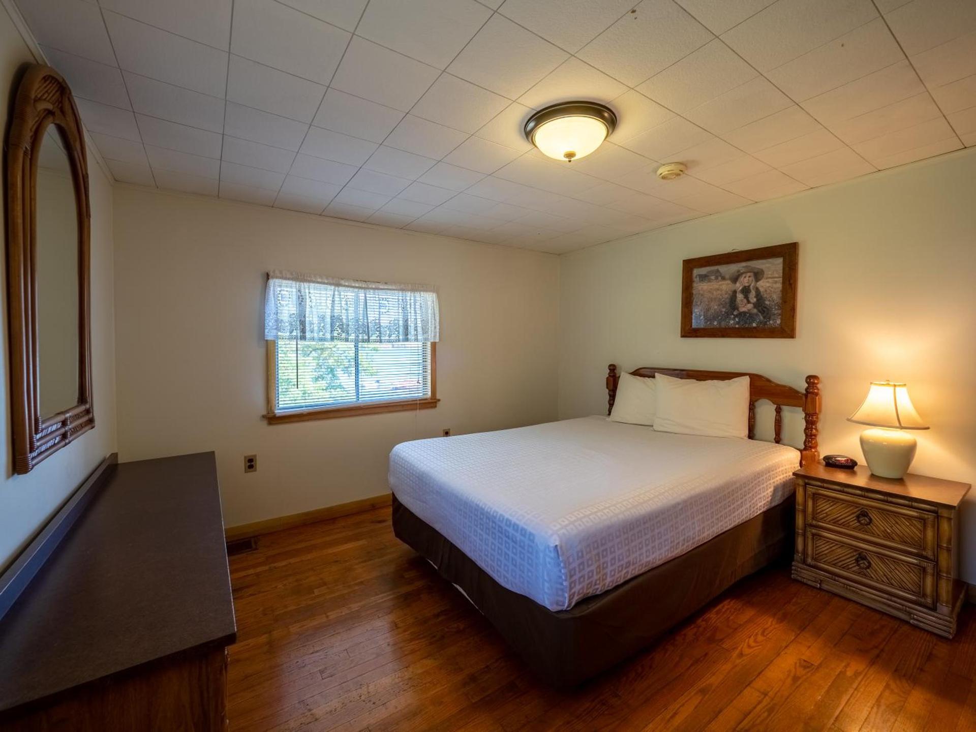 Lake 'N Pines Motel photo 71