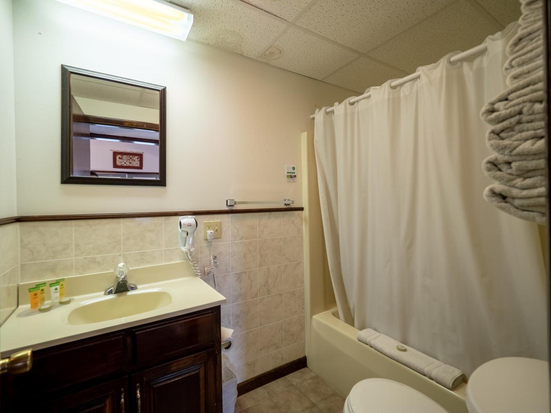 Lake 'N Pines Motel photo 84