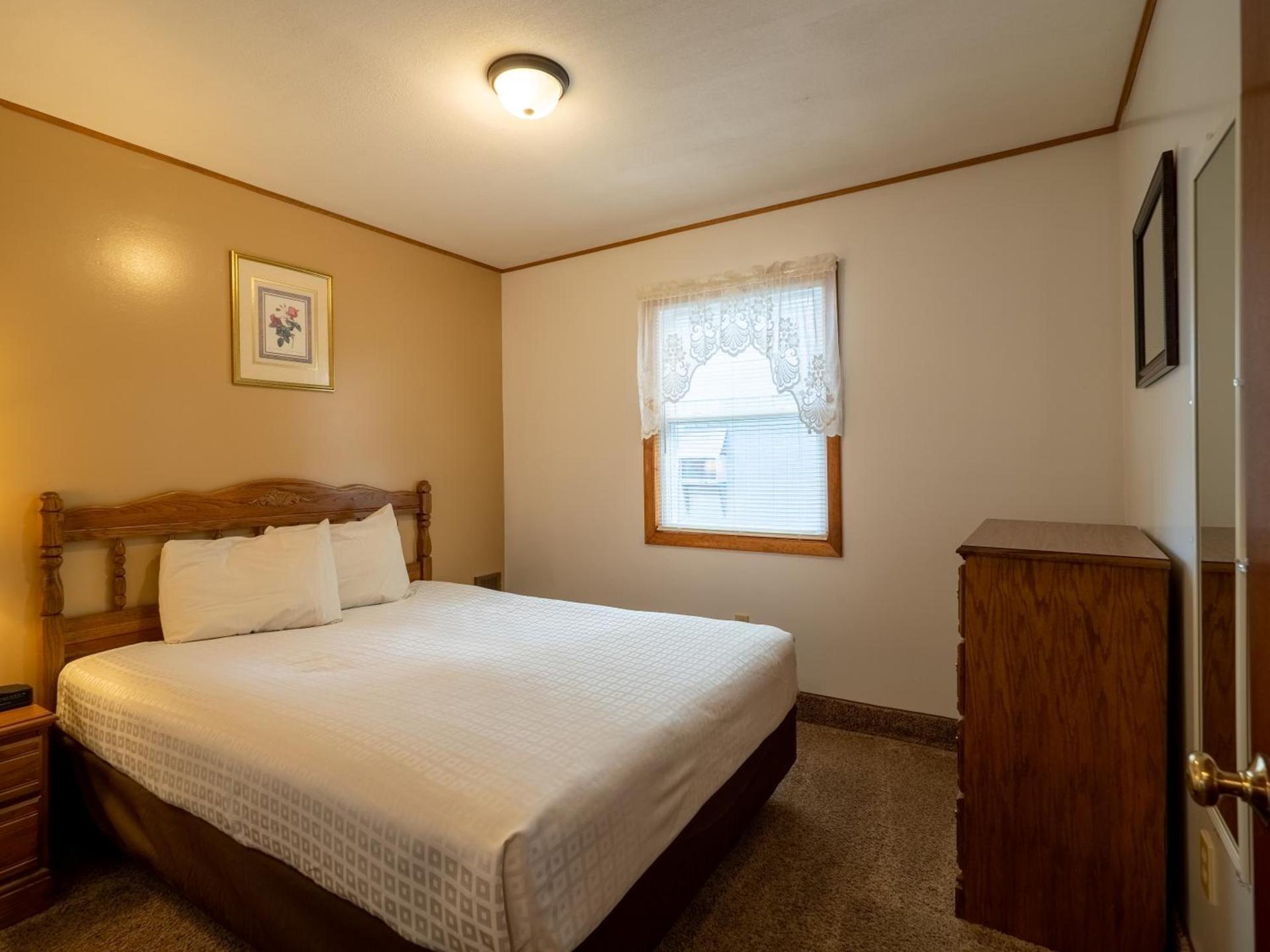 Lake 'N Pines Motel photo 93