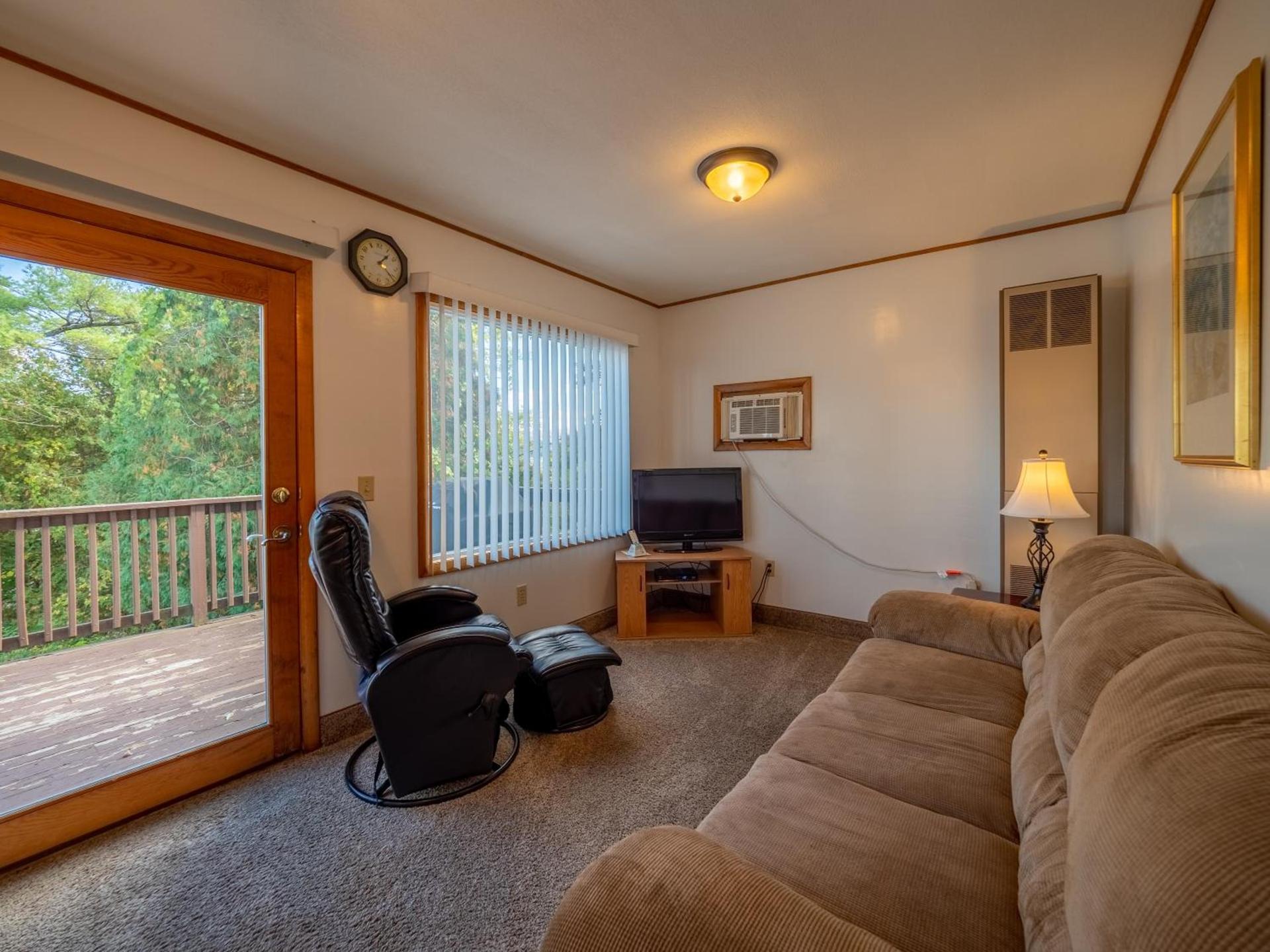 Lake 'N Pines Motel photo 92