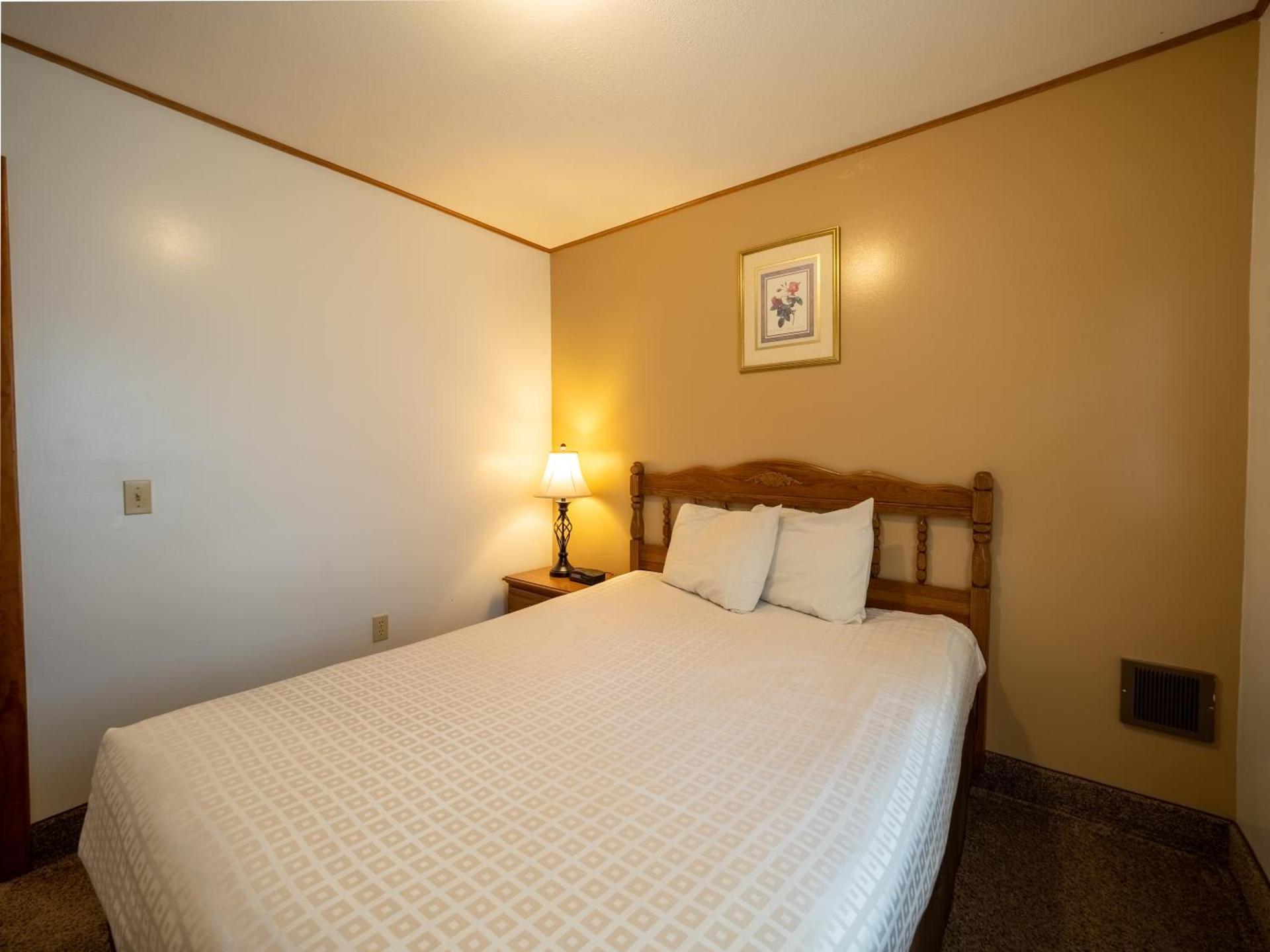 Lake 'N Pines Motel photo 95