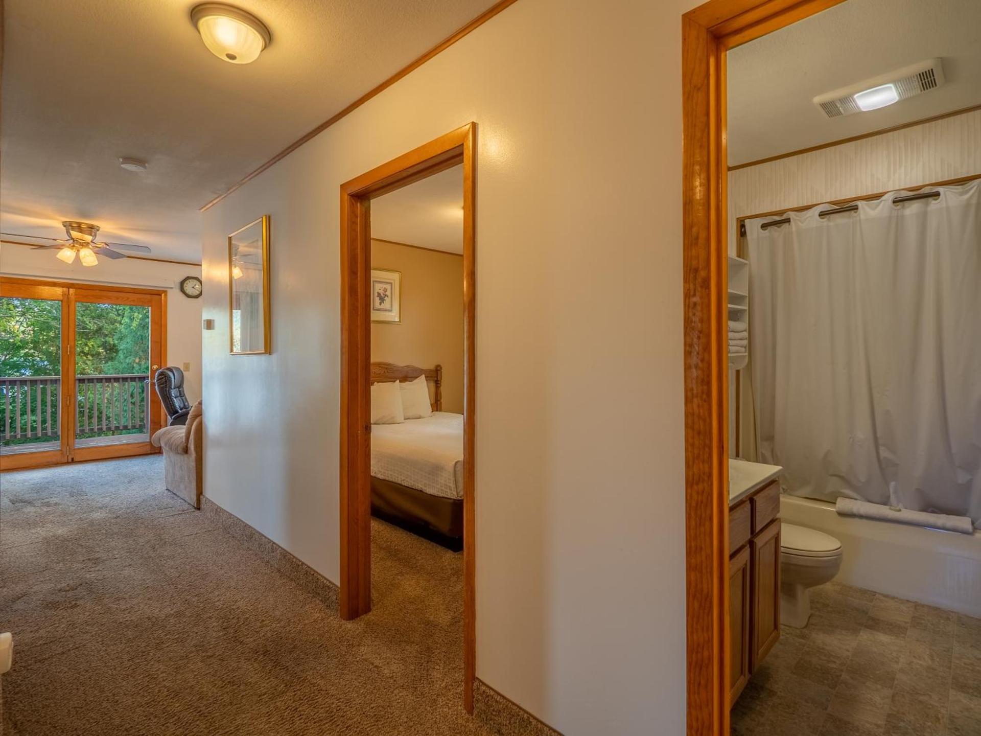 Lake 'N Pines Motel photo 96