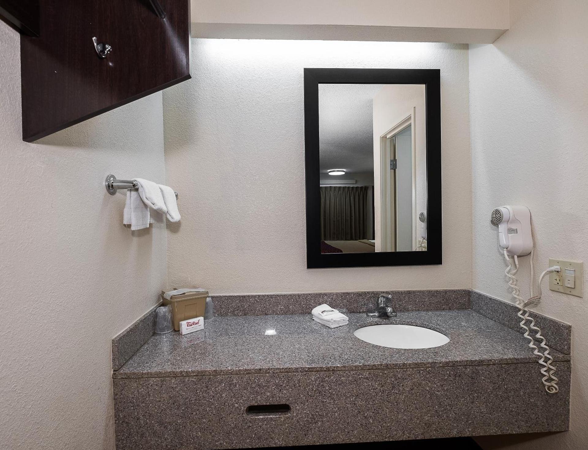 Red Roof Inn Dayton - Fairborn/Nutter Center photo 23