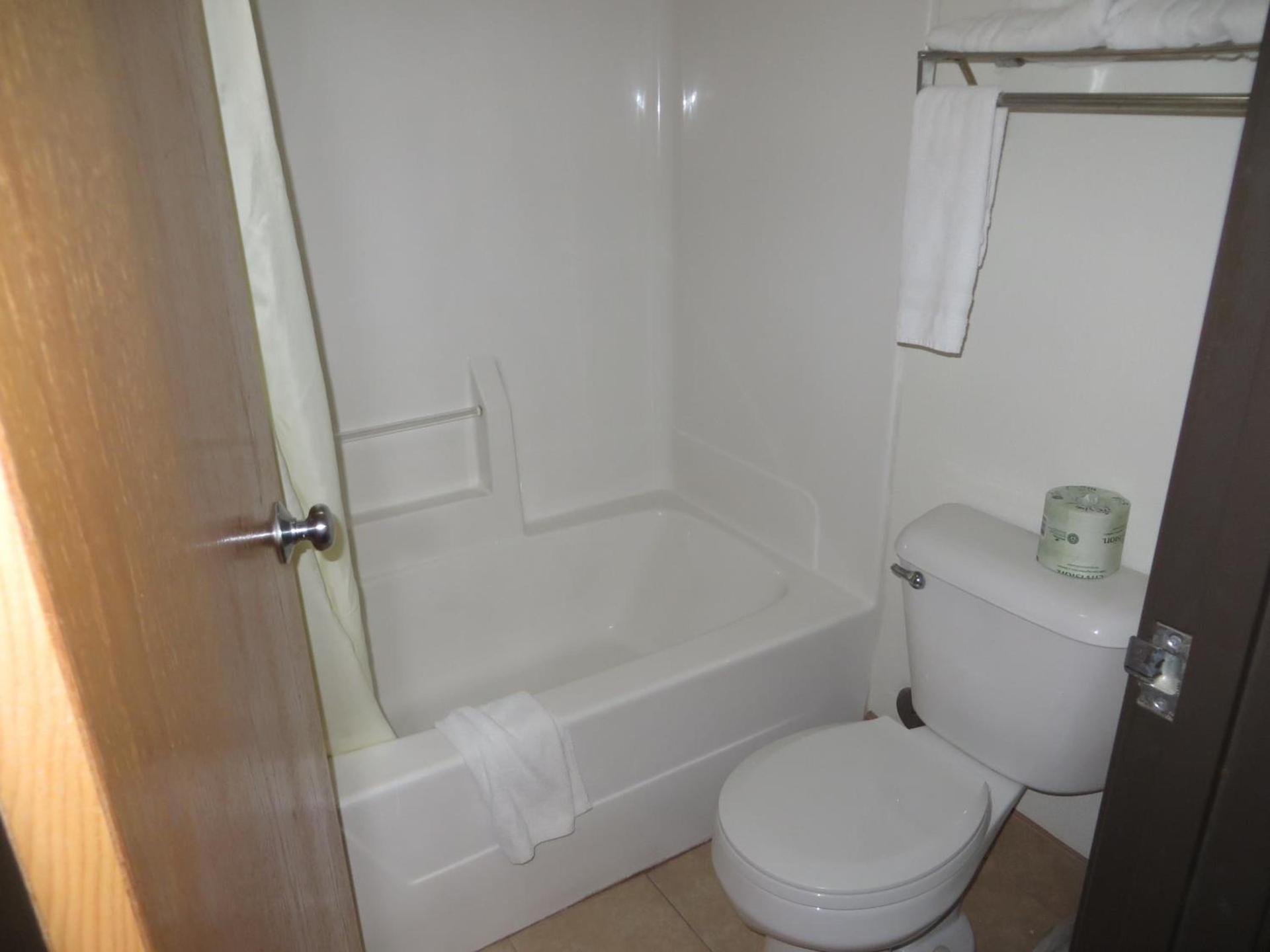Super 8 by Wyndham Monmouth IL photo 41