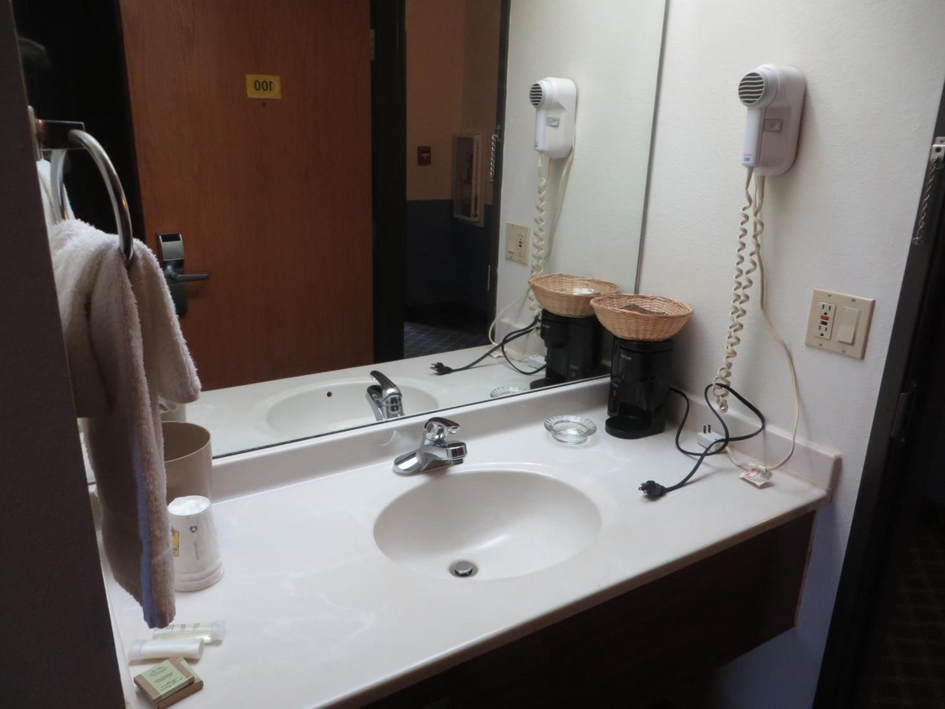 Super 8 by Wyndham Monmouth IL photo 38