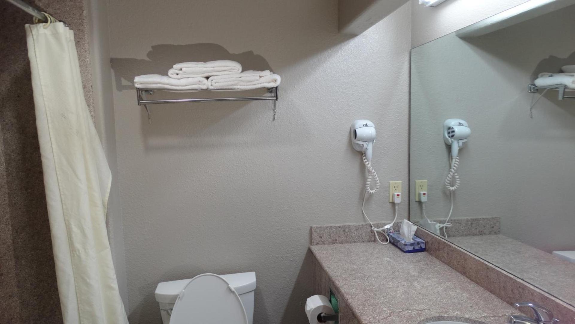 Regency Inn & Suites By Capital O Houston IAH Airport photo 13