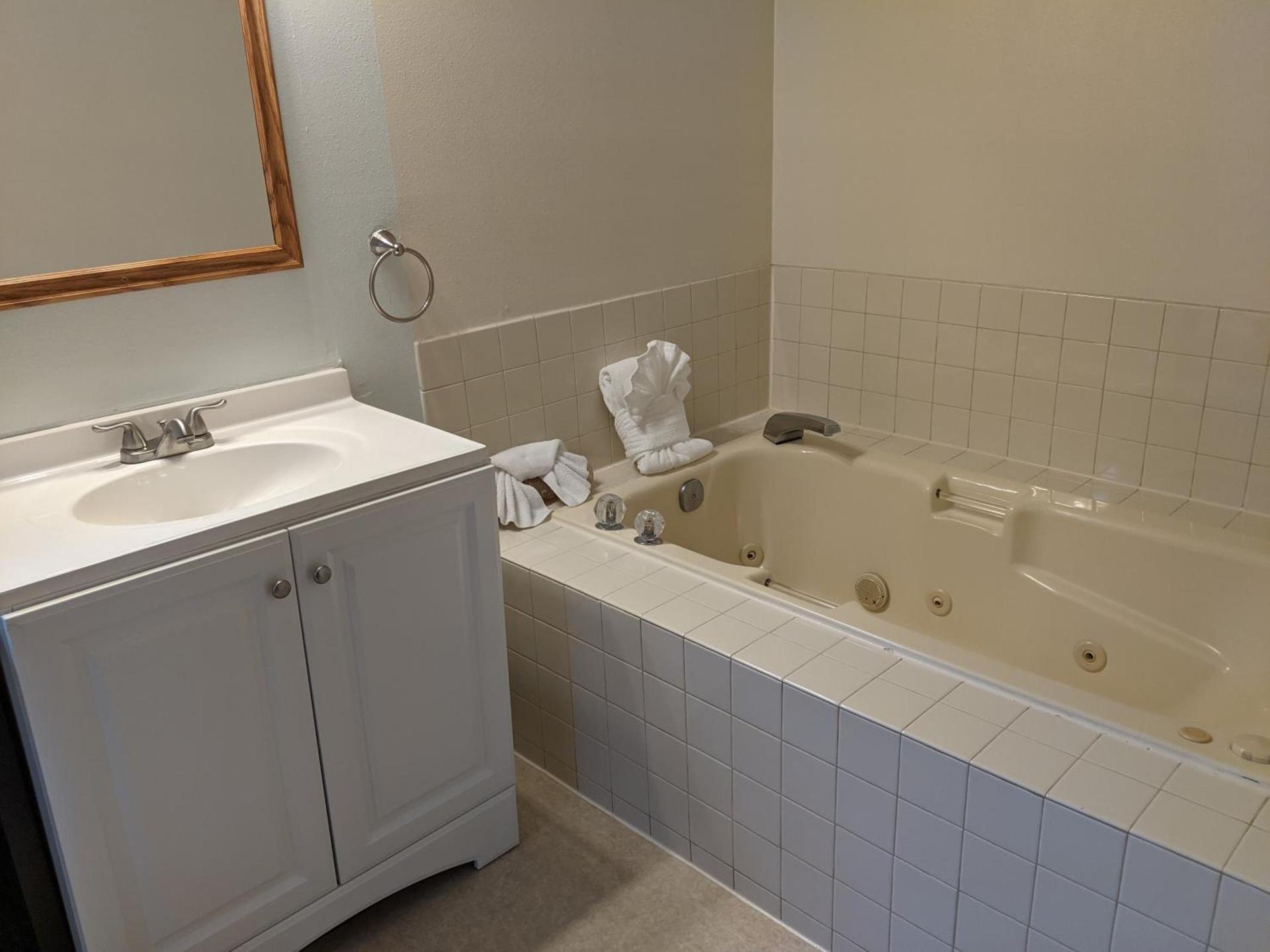 Hillcrest Inn photo 59
