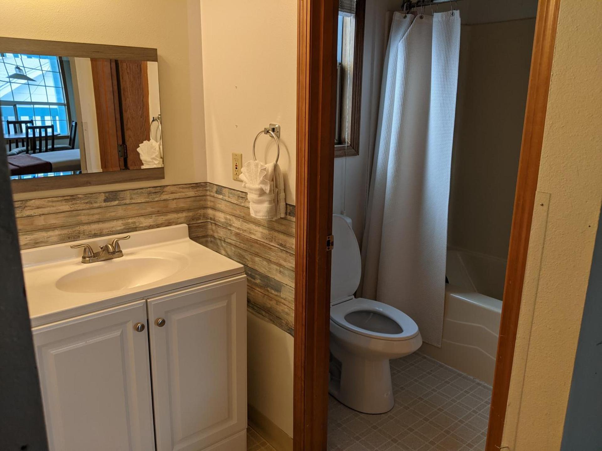 Hillcrest Inn photo 61