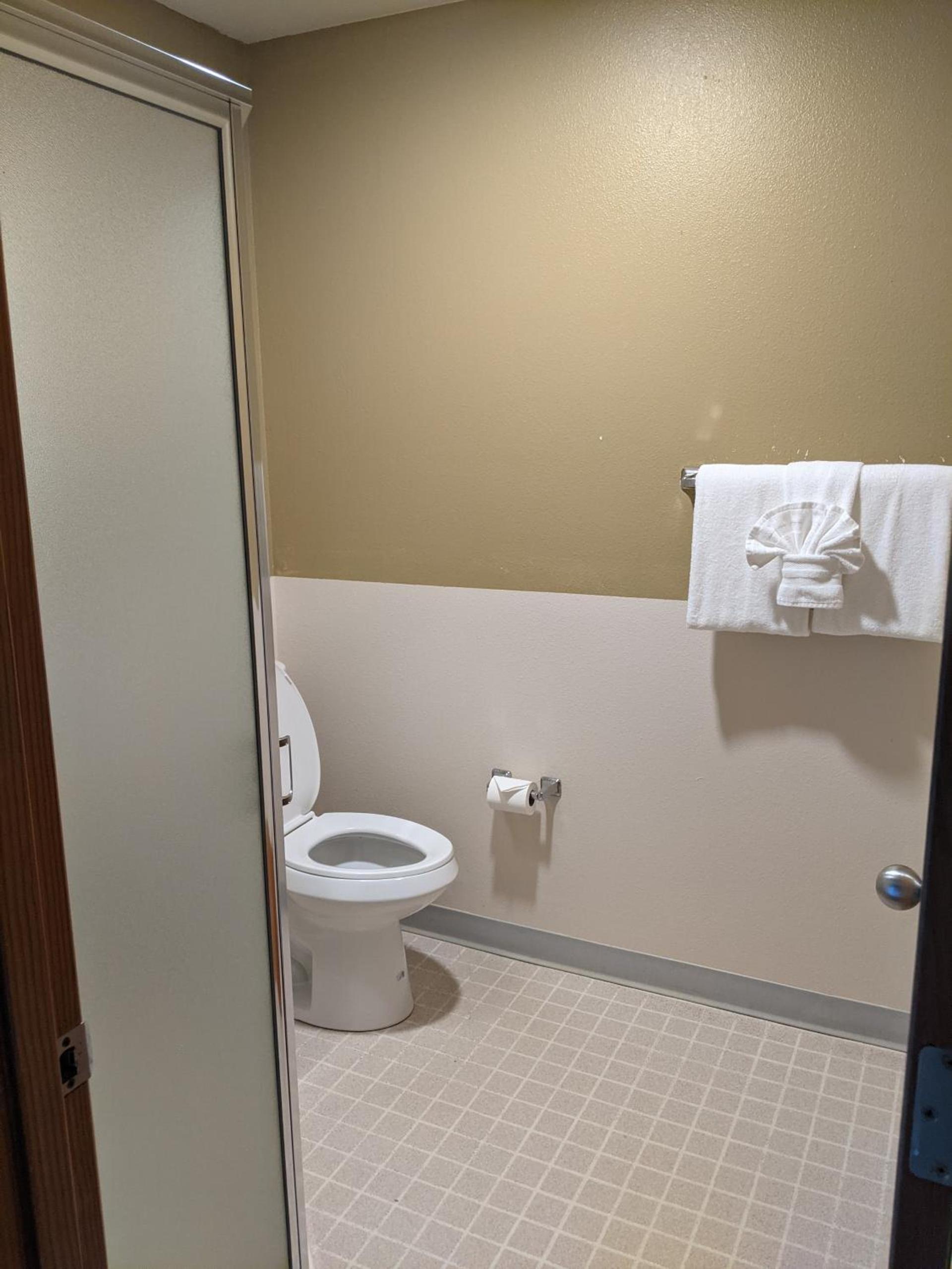 Hillcrest Inn photo 64