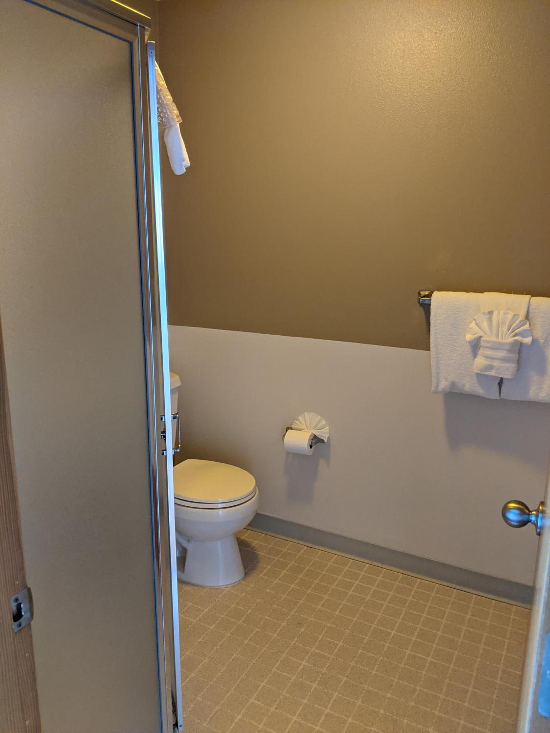 Hillcrest Inn photo 69