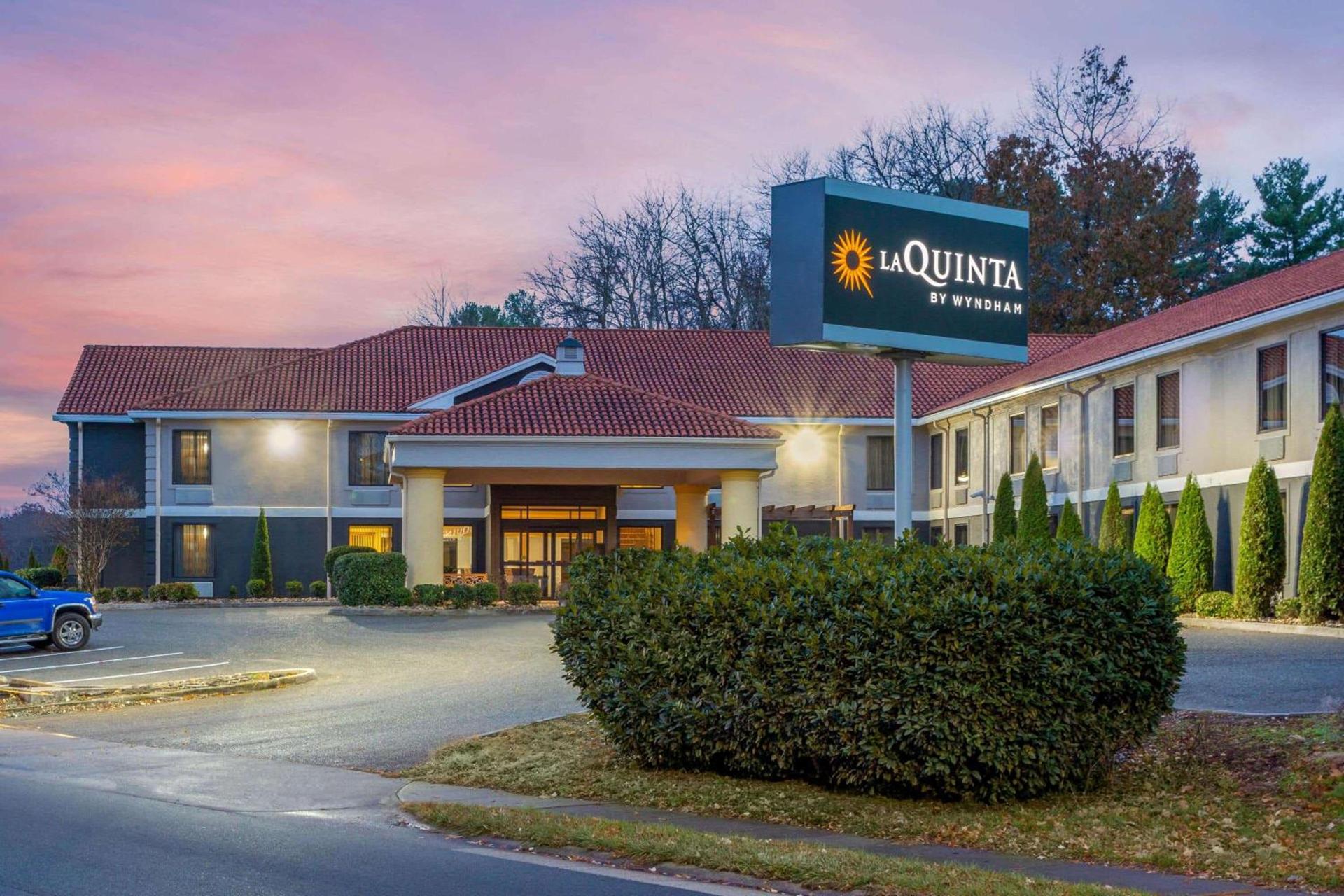 La Quinta Inn by Wyndham Radford photo 2