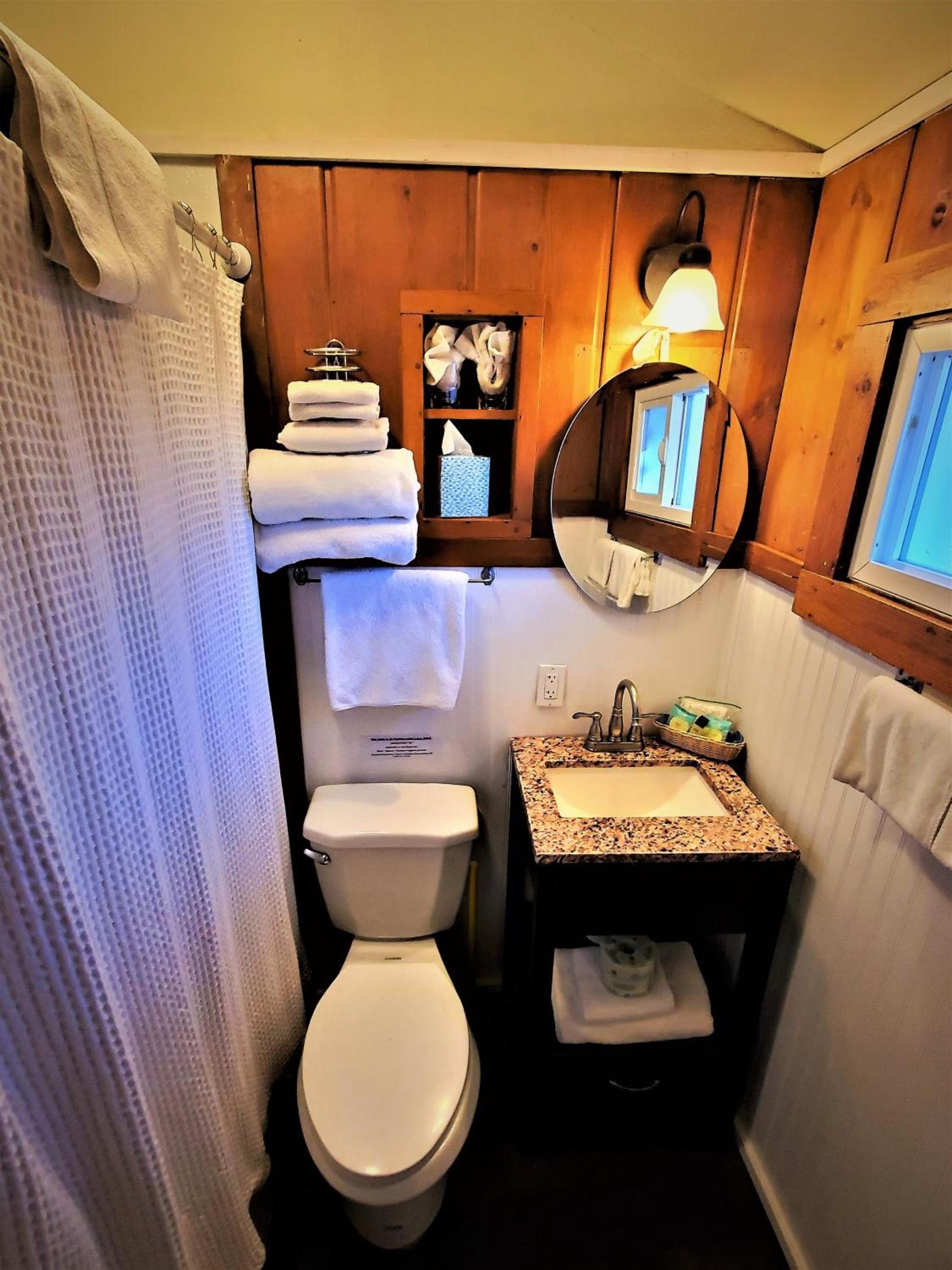 Log Cabin Motel photo 37