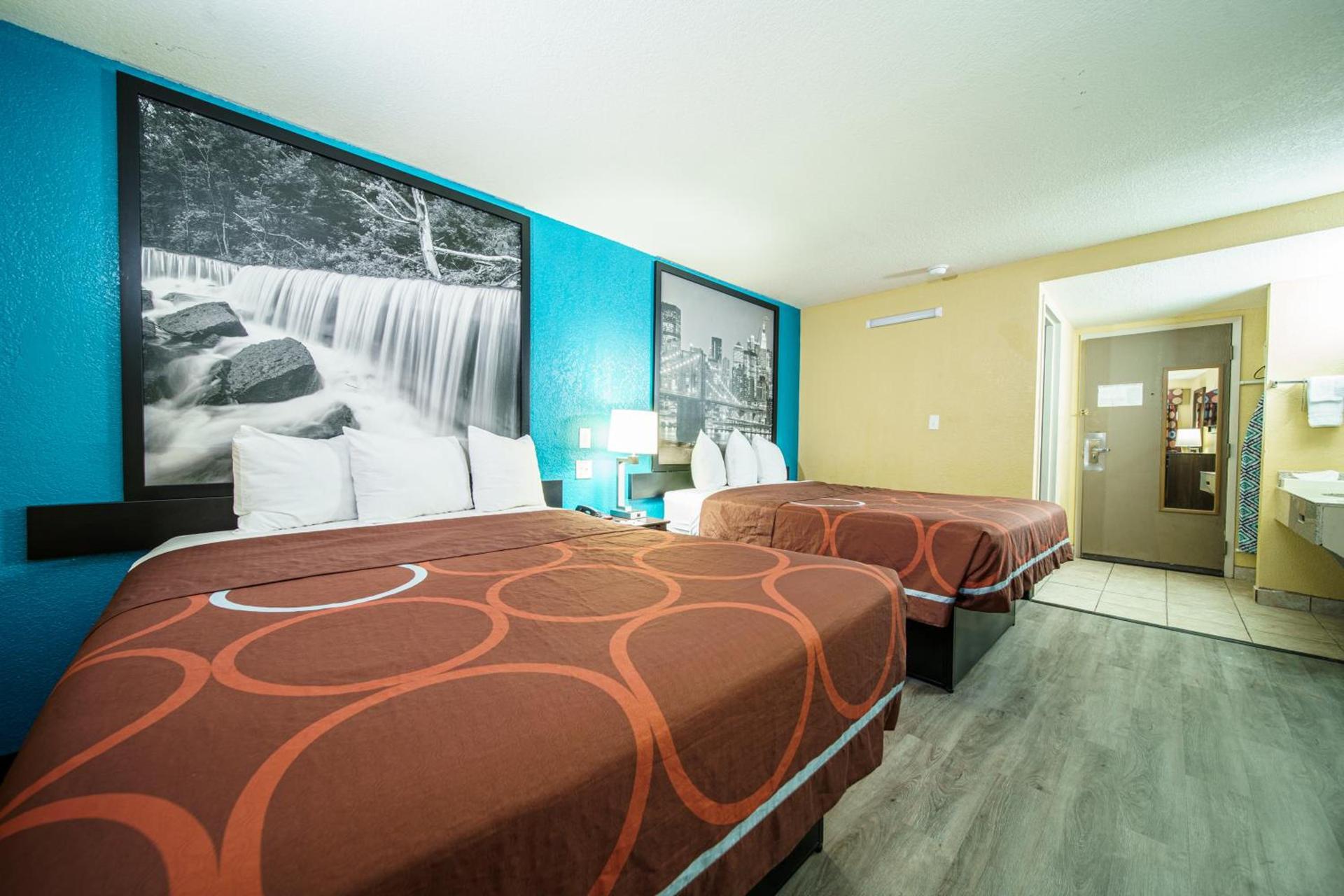 Super 8 by Wyndham Wichita Airport West Kellogg photo 28