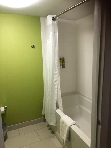 Holiday Inn Express Hickory - Hickory Mart by IHG photo 3