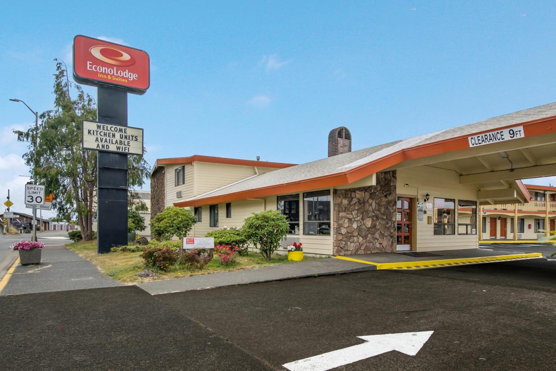 Econo Lodge Inn & Suites photo 11