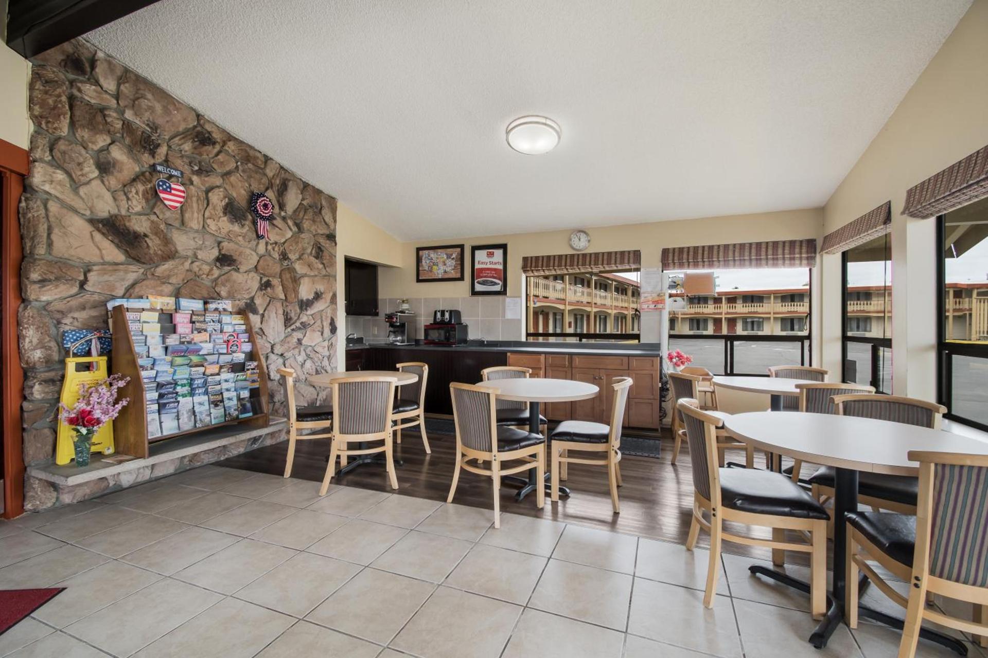 Econo Lodge Inn & Suites photo 10