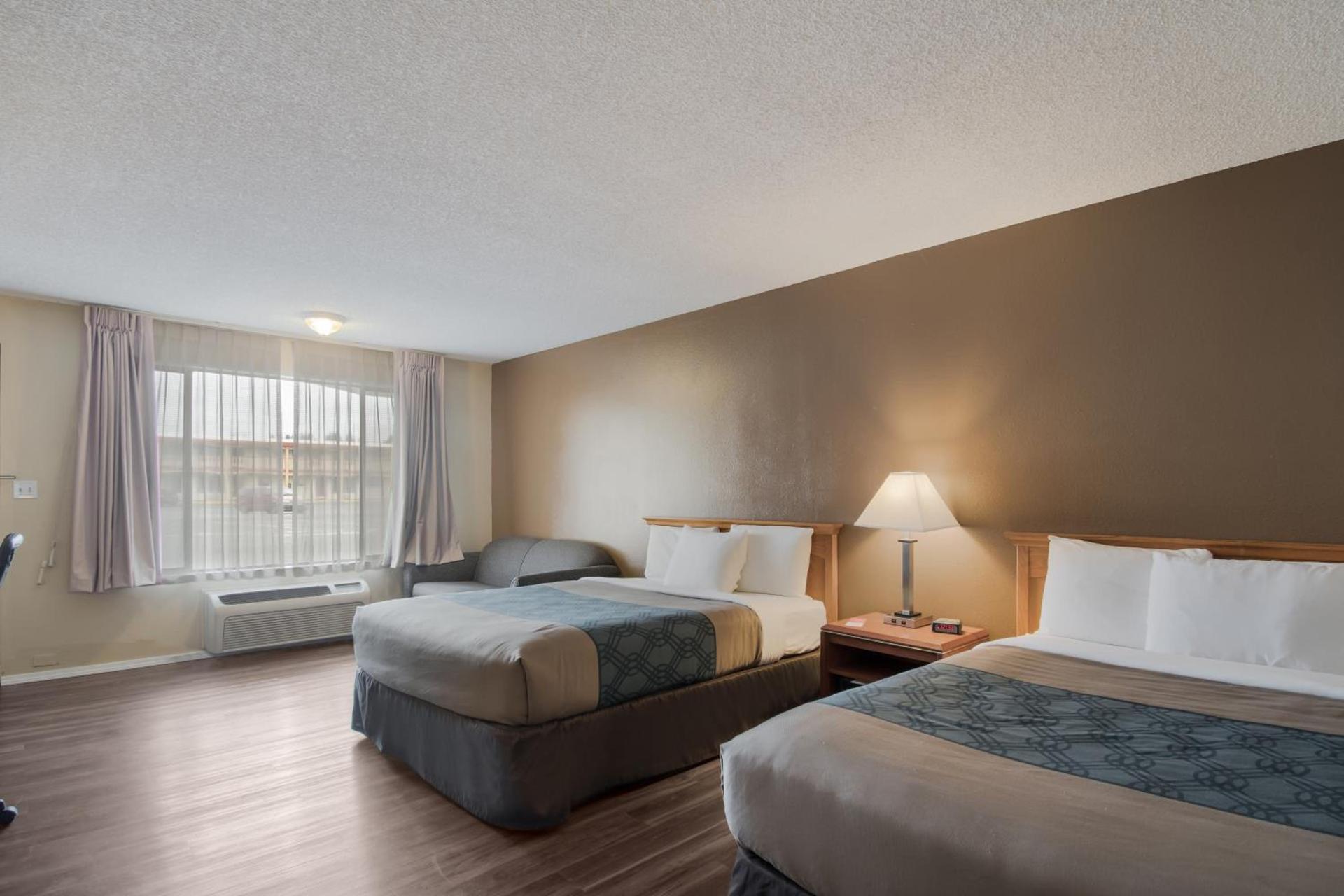 Econo Lodge Inn & Suites photo 8