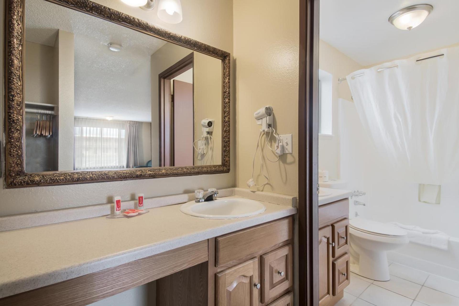 Econo Lodge Inn & Suites photo 6
